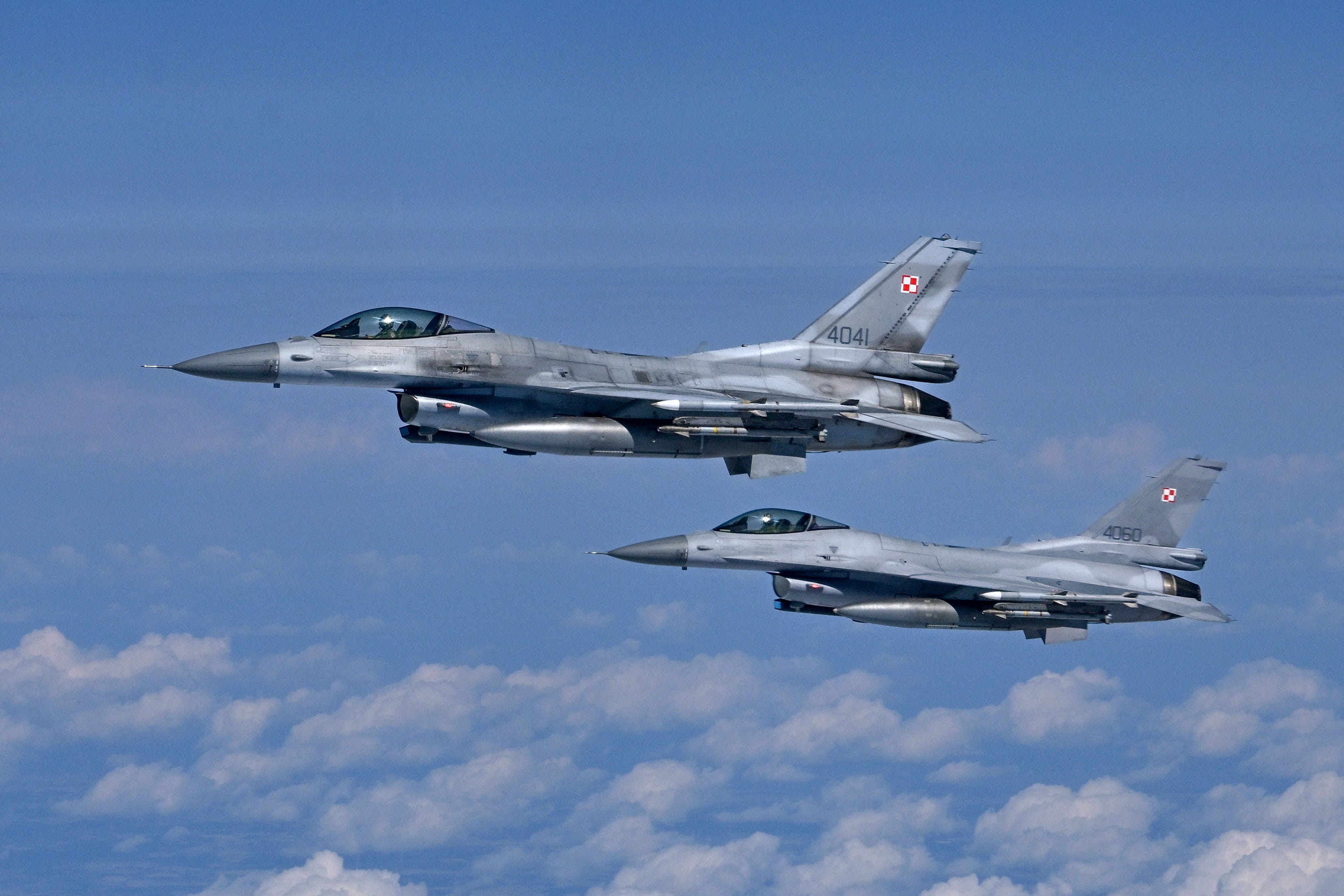 F-16-Kampfflugzeuge der polnischen Luftwaffe nehmen am 4. Juli 2023 an der NATO-Übung im Rahmen der NATO-Luftpolizeimission im souveränen Luftraum der Bündnismitglieder teil.