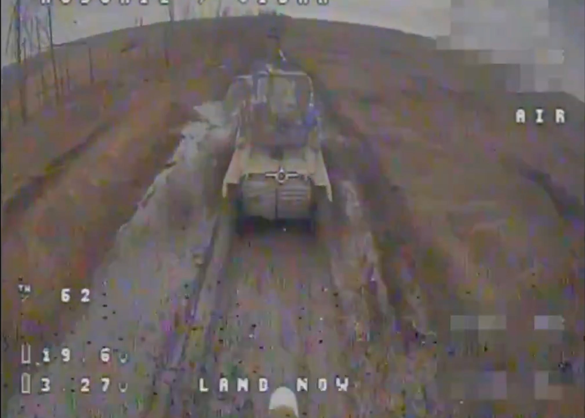 Ein Screenshot aus einem Video, das Russland beim Einsatz eines in China hergestellten Geländewagens Desertcross 1000-3 in der Ukraine zu zeigen scheint.