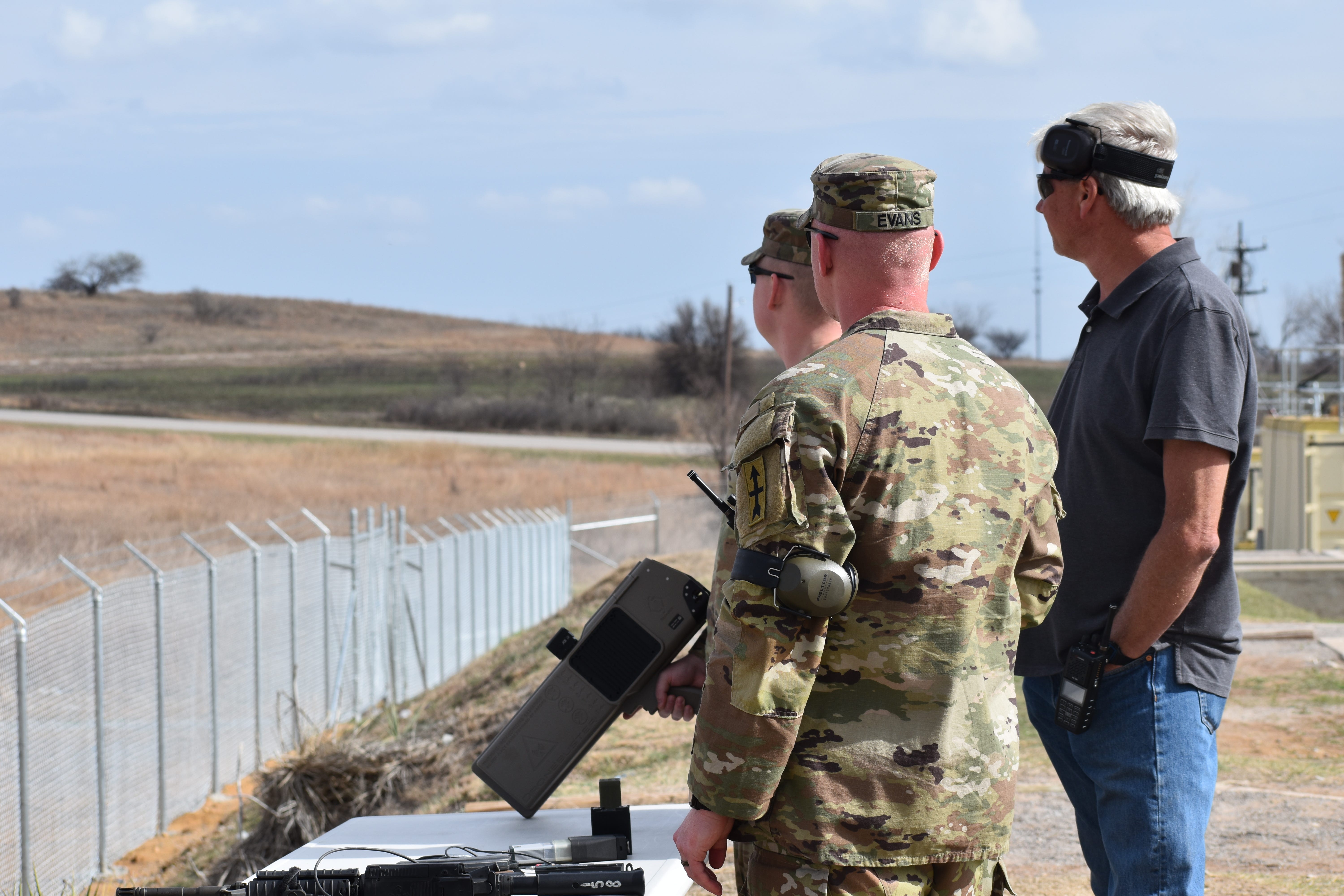 Zwei Wisconsin-Nationalgardisten identifizieren Drohnen mit ihrem Ausbilder in Fort Sill.