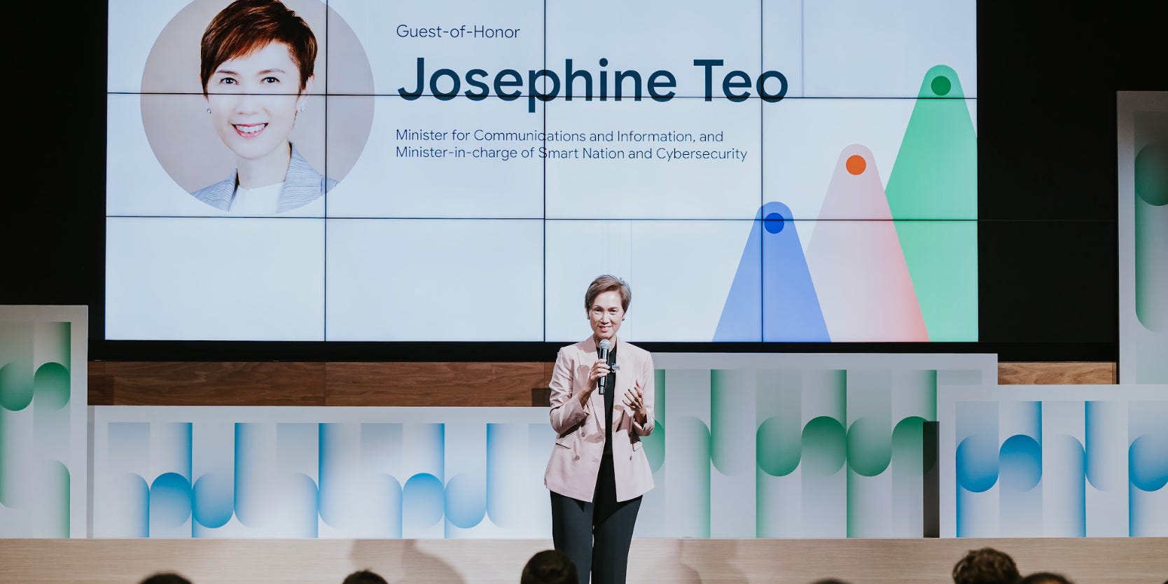 Josephine Teo, Ministerin für Kommunikation und Information, hält ihre Rede auf dem Google Cloud ExploreAI-Gipfel.