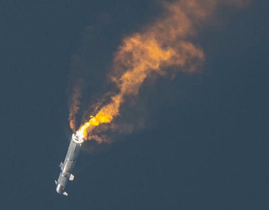 Das Raumschiff Starship und die Super Heavy-Rakete von SpaceX explodieren nach dem Start von der Sternenbasis am 20. April 2023.