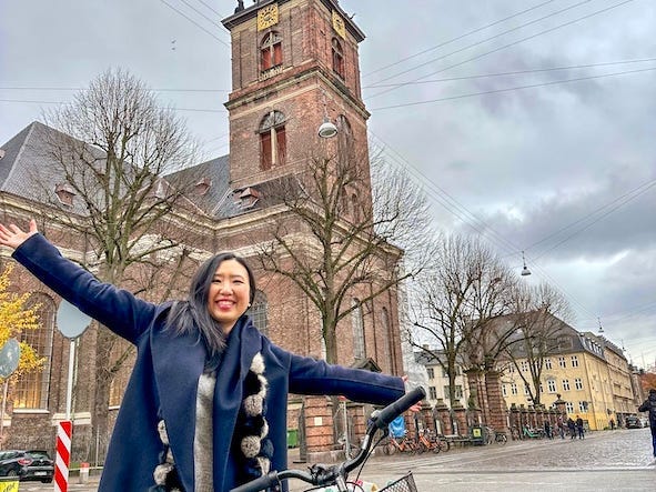 Frau mit Fahrrad in Dänemark