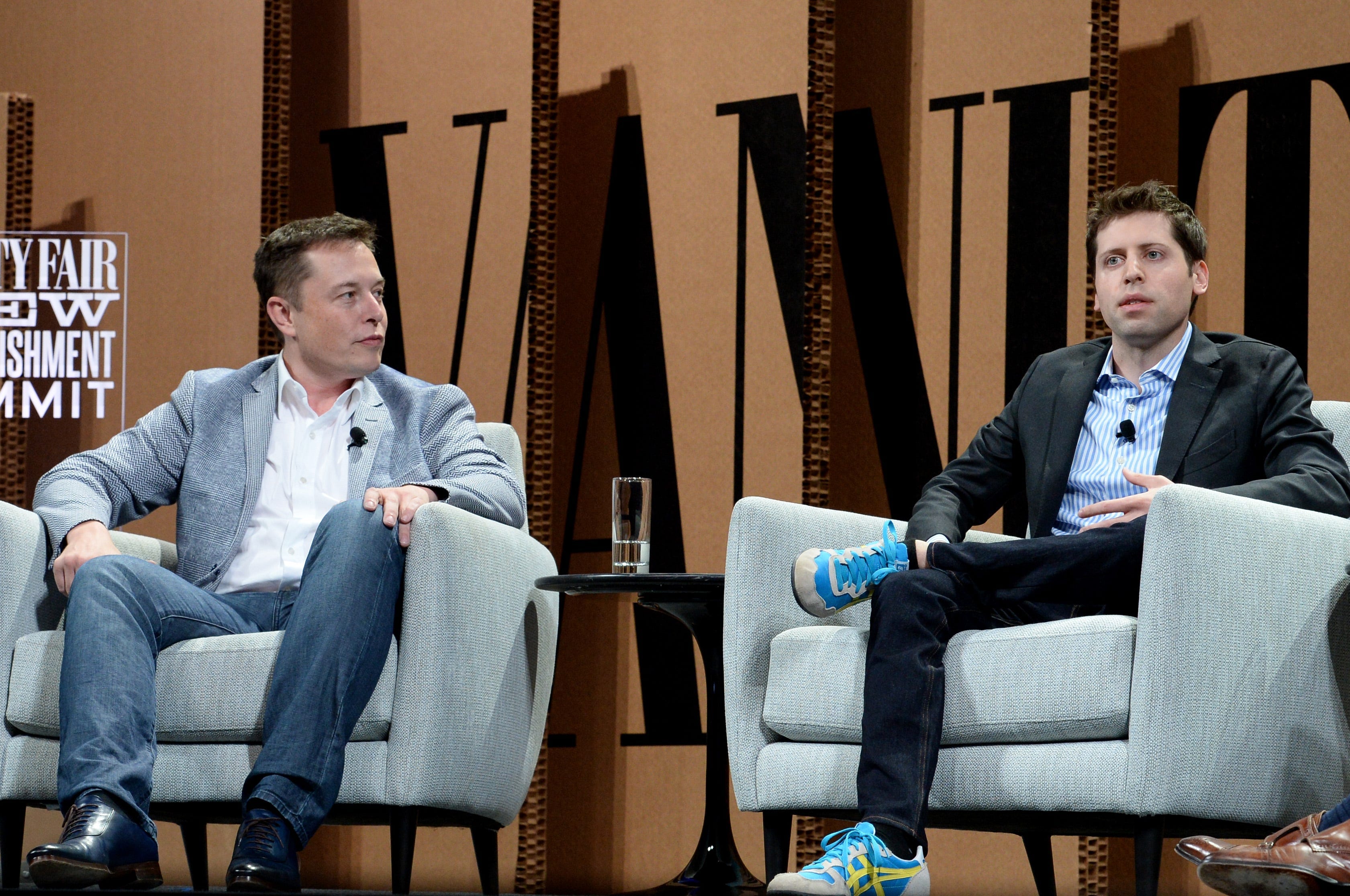 Elon Musk und Sam Altman sprechen auf der Bühne während einer Veranstaltung im Yerba Buena Center for the Arts am 6. Oktober 2015 in San Francisco, Kalifornien.