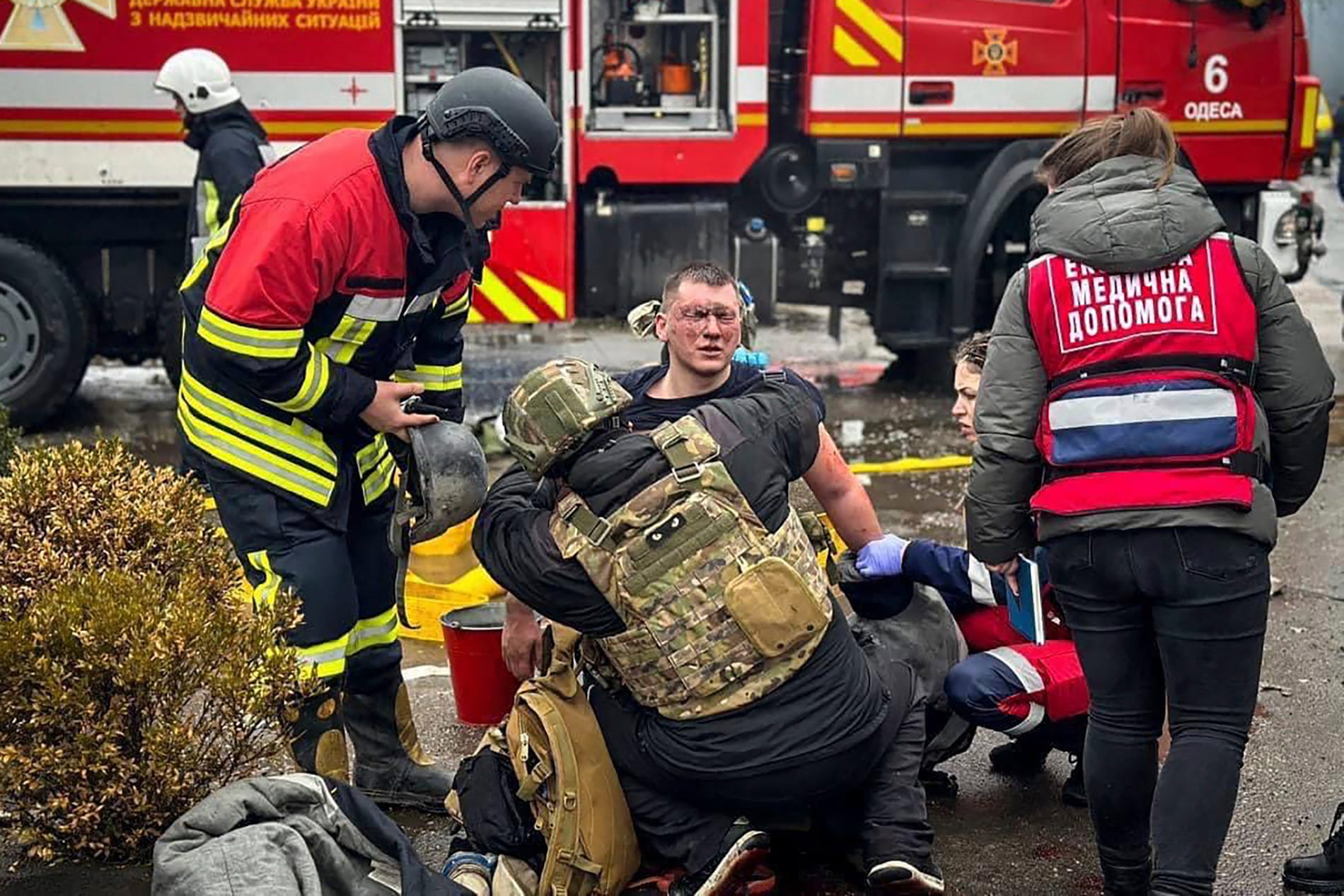Auf diesem vom ukrainischen Rettungsdienst zur Verfügung gestellten Foto helfen Rettungskräfte ihrem Kameraden, der bei einem russischen Angriff in Odessa, Ukraine, am Freitag, 15. März 2024, verletzt wurde.
