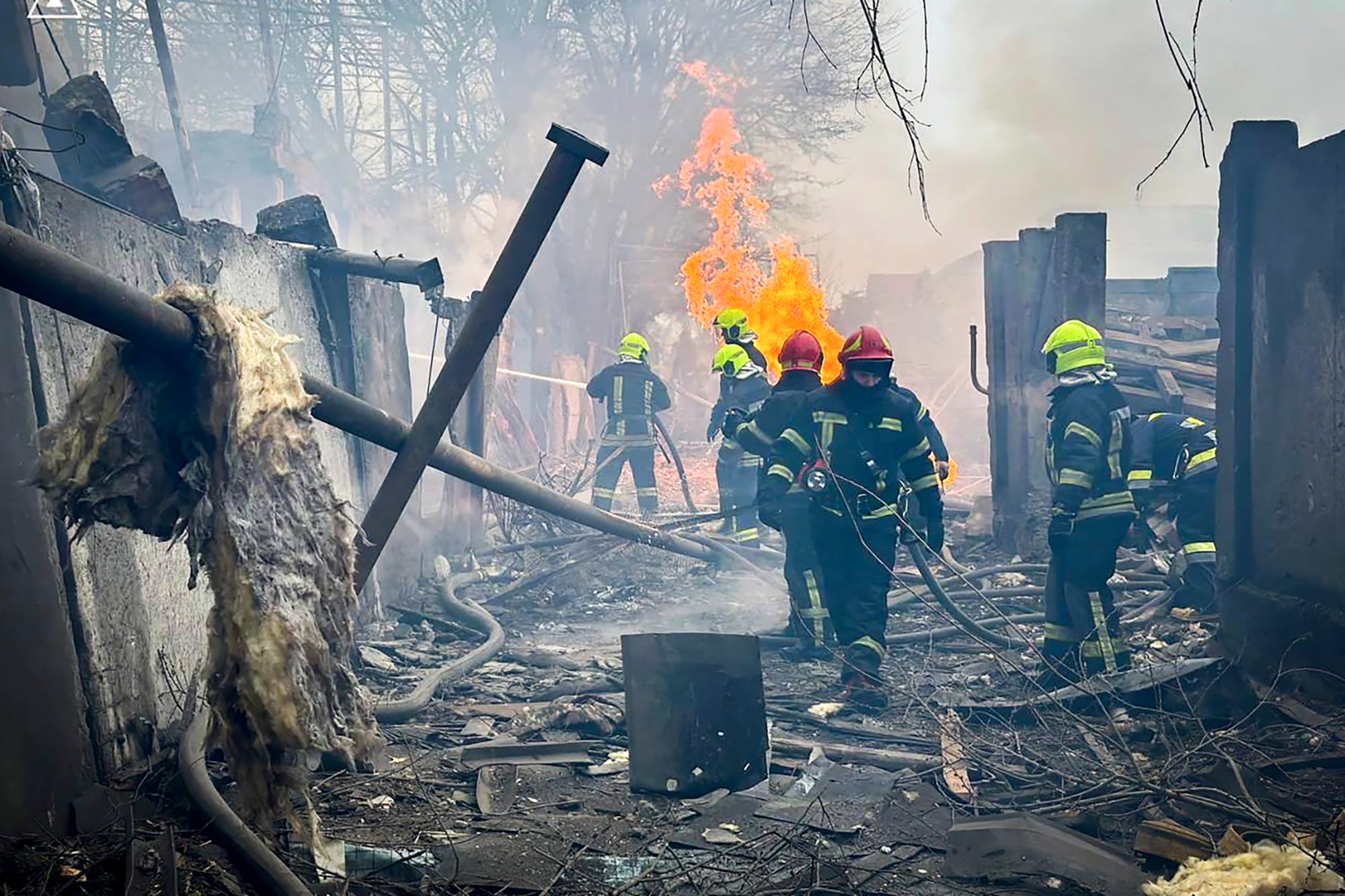Auf diesem vom ukrainischen Rettungsdienst bereitgestellten Foto arbeiten Rettungskräfte am Freitag, 15. März 2024, am Ort eines russischen Angriffs in Odessa, Ukraine.