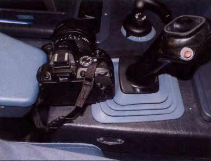 Fotos von der Untersuchung, die zeigen, wie die Armlehne eine DSLR-Kamera in den Sidestick eines Airbus A330 schieben konnte.
