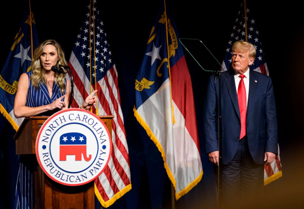 Lara Trump zeigt bei einer Veranstaltung der North Carolina Republican Party auf Donald Trump