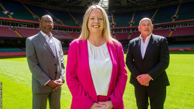 Geschäftsführer Abi Tierney (Mitte), Rugby-Geschäftsführer Nigel Walker (links) und Vorstandsvorsitzender Richard Collier-Keywood (rechts) sind mit der Verbesserung des walisischen Rugby beauftragt