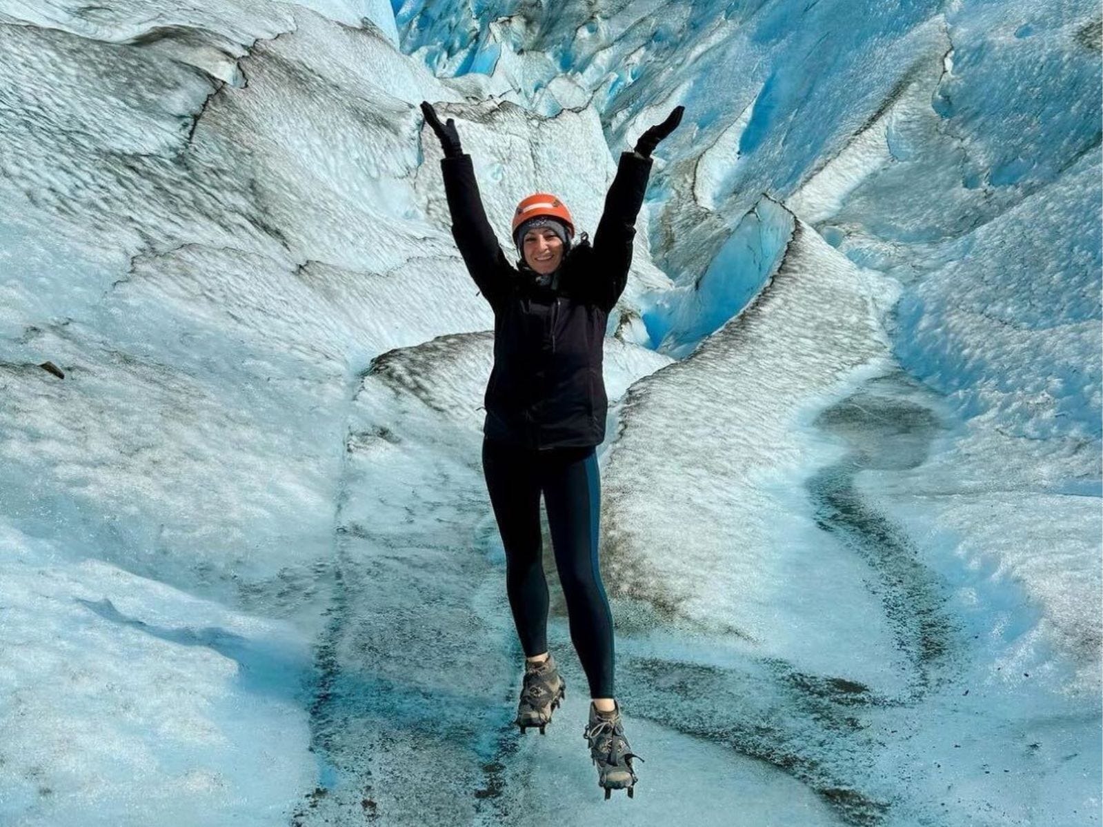 Frau auf einer Eiswanderung in Patagonien