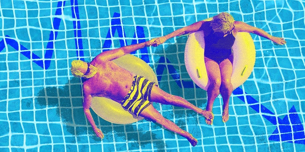 Zwei Personen sitzen in aufblasbaren Schläuchen und schwimmen in einem Pool.