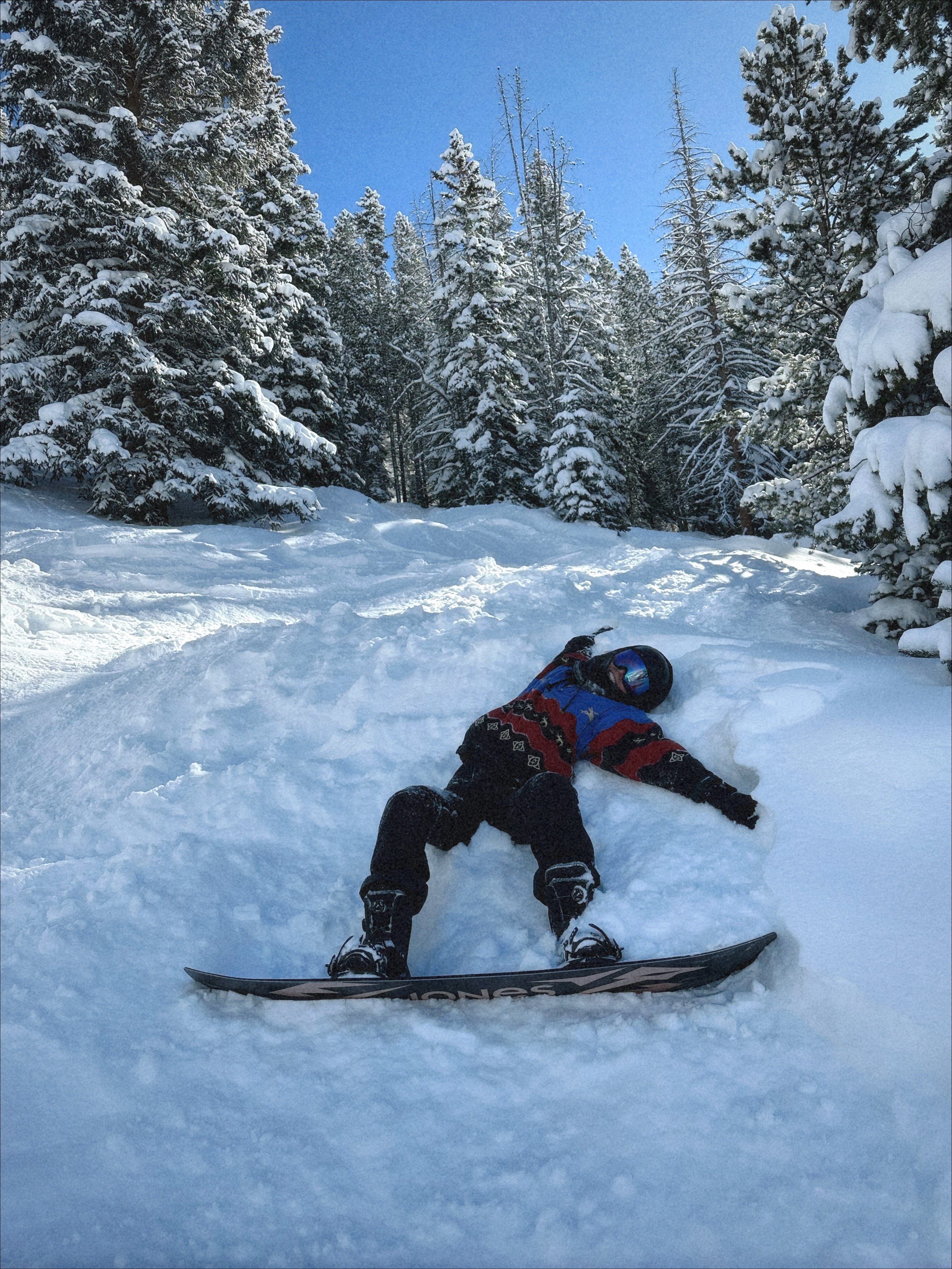 Berklee Ryan fährt auf der Piste Ski