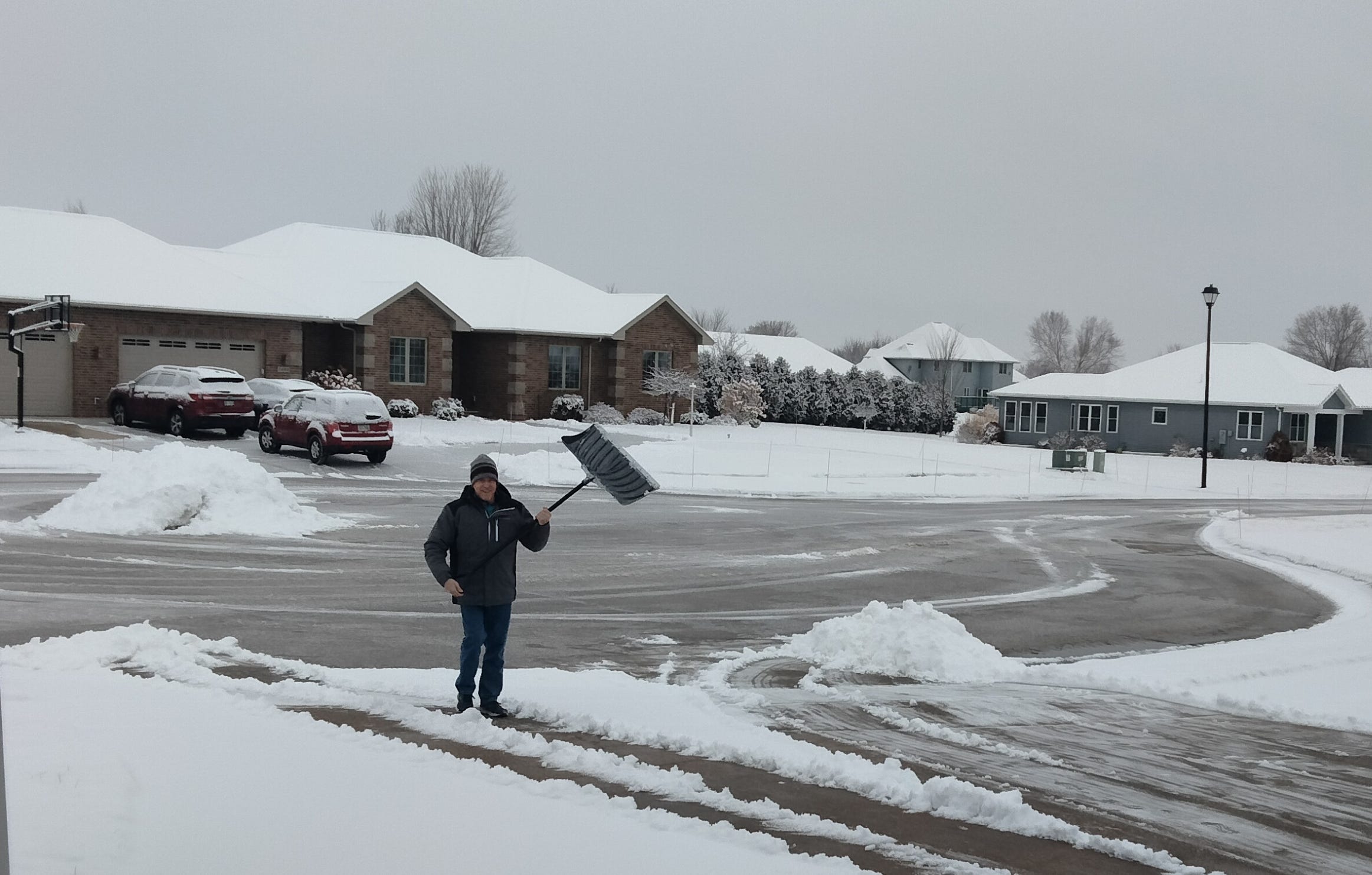 Kurt Meyer schaufelt Schnee in Iowa.