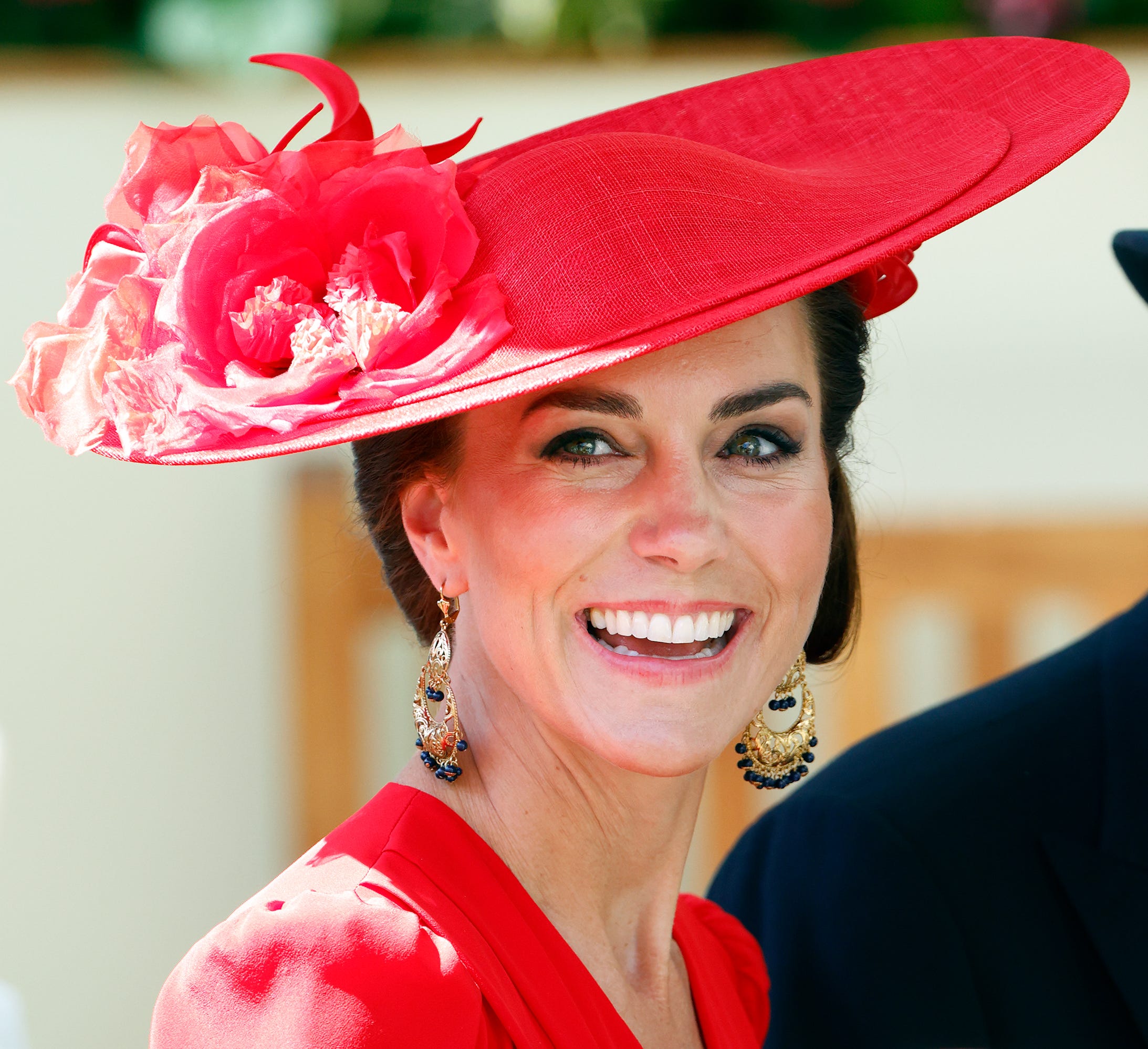 Kate Middleton trägt einen knallroten Hut bei Royal Ascot 2023.