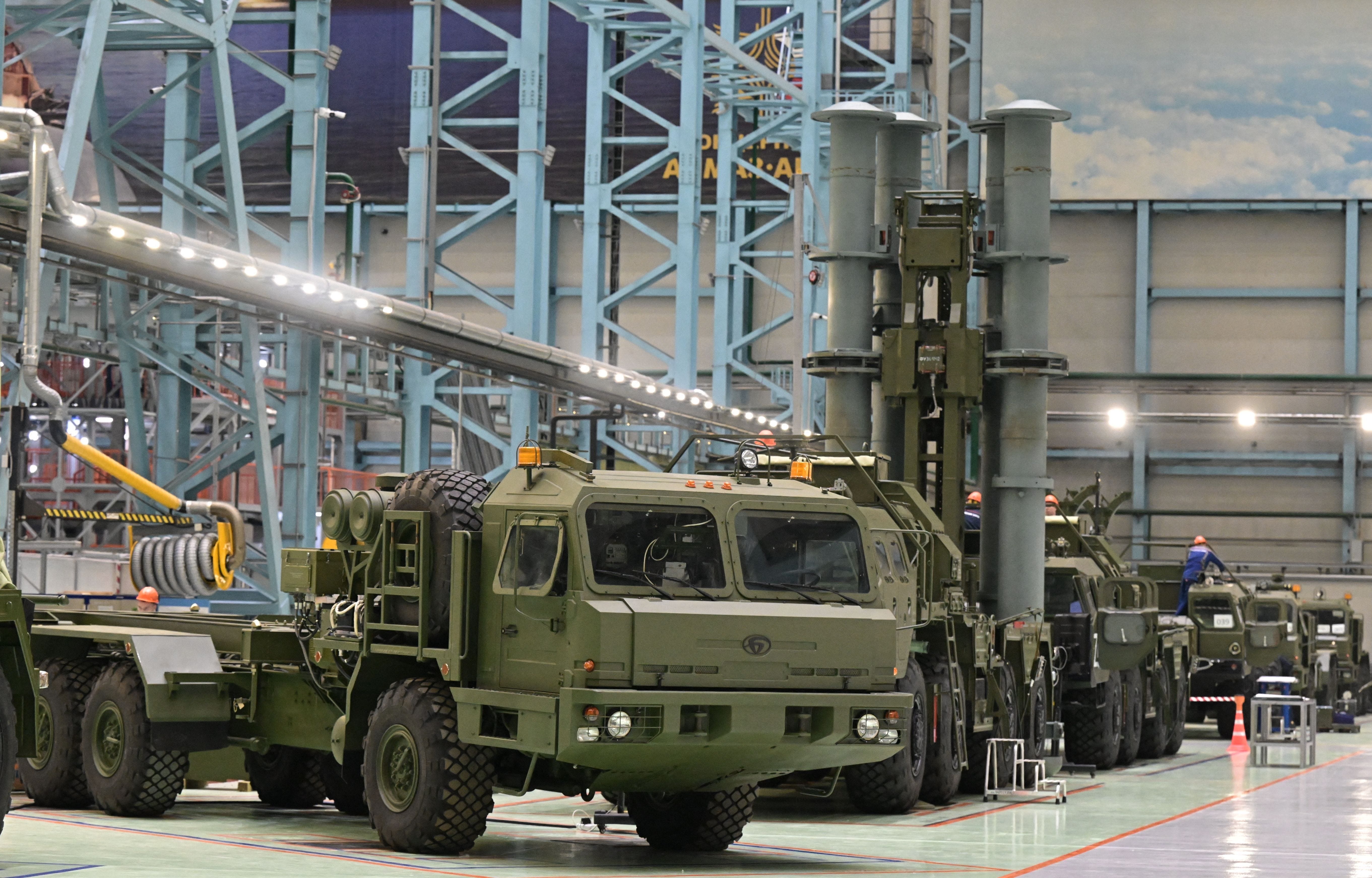 Militärfahrzeuge in einer Almaz-Antey-Fabrik in St. Petersburg.