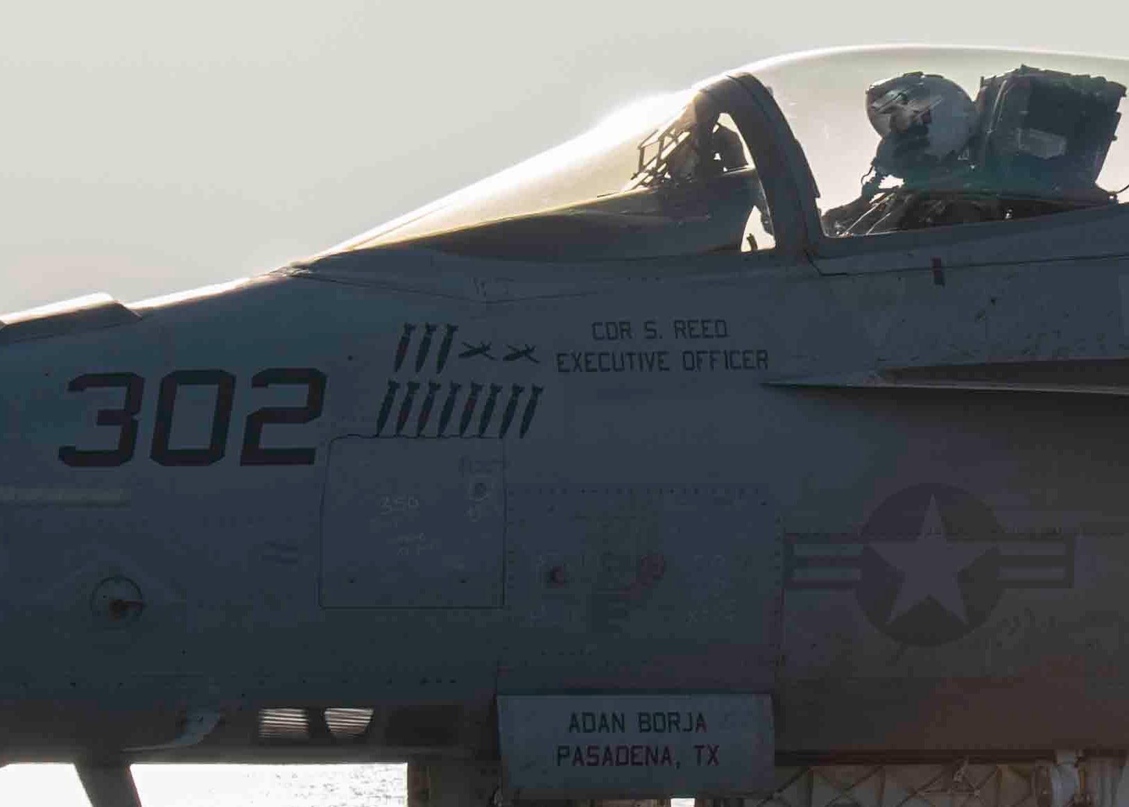 Eine F/A-18E Super Hornet, angeschlossen an die „Wildcats“ des Strike Fighter Squadron (VFA) 131, bereitet sich im März auf den Flugbetrieb an Bord des Flugzeugträgers der Nimitz-Klasse USS Dwight D. Eisenhower (CVN 69) im Roten Meer vor 12.