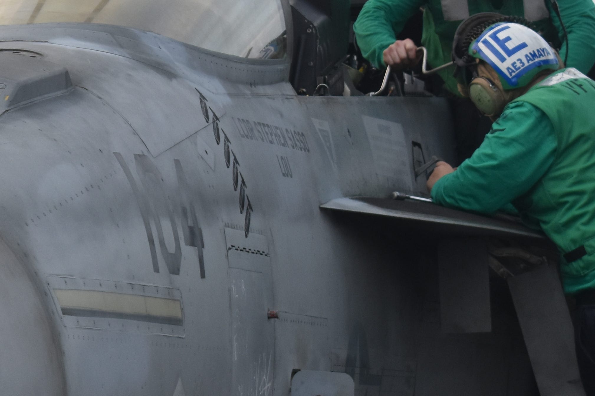 Matrosen führen Arbeiten an einem Kampfflugzeug auf der USS Dwight D. Eisenhower durch.