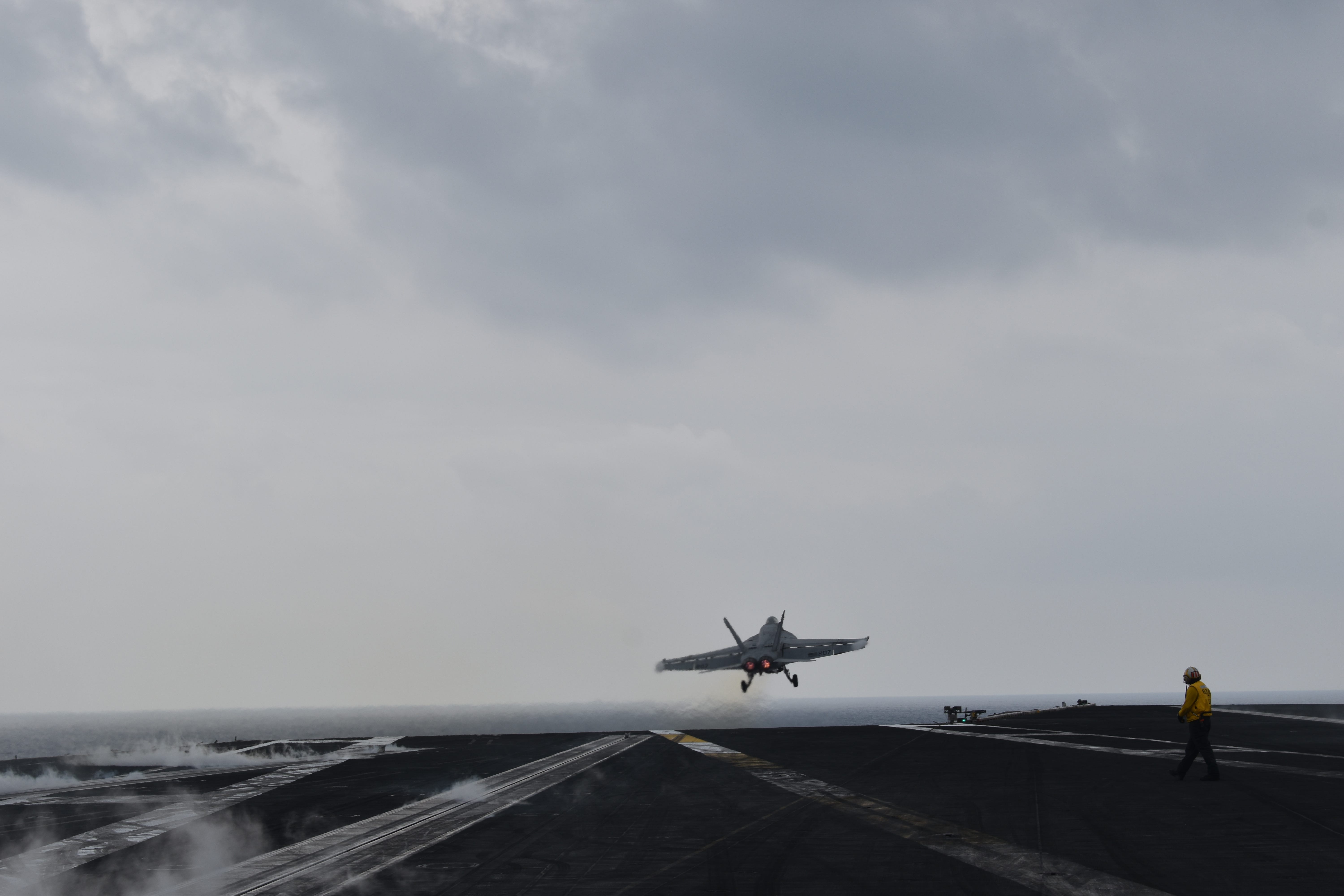 Ein Kampfjet hebt von der USS Dwight D. Eisenhower ab.