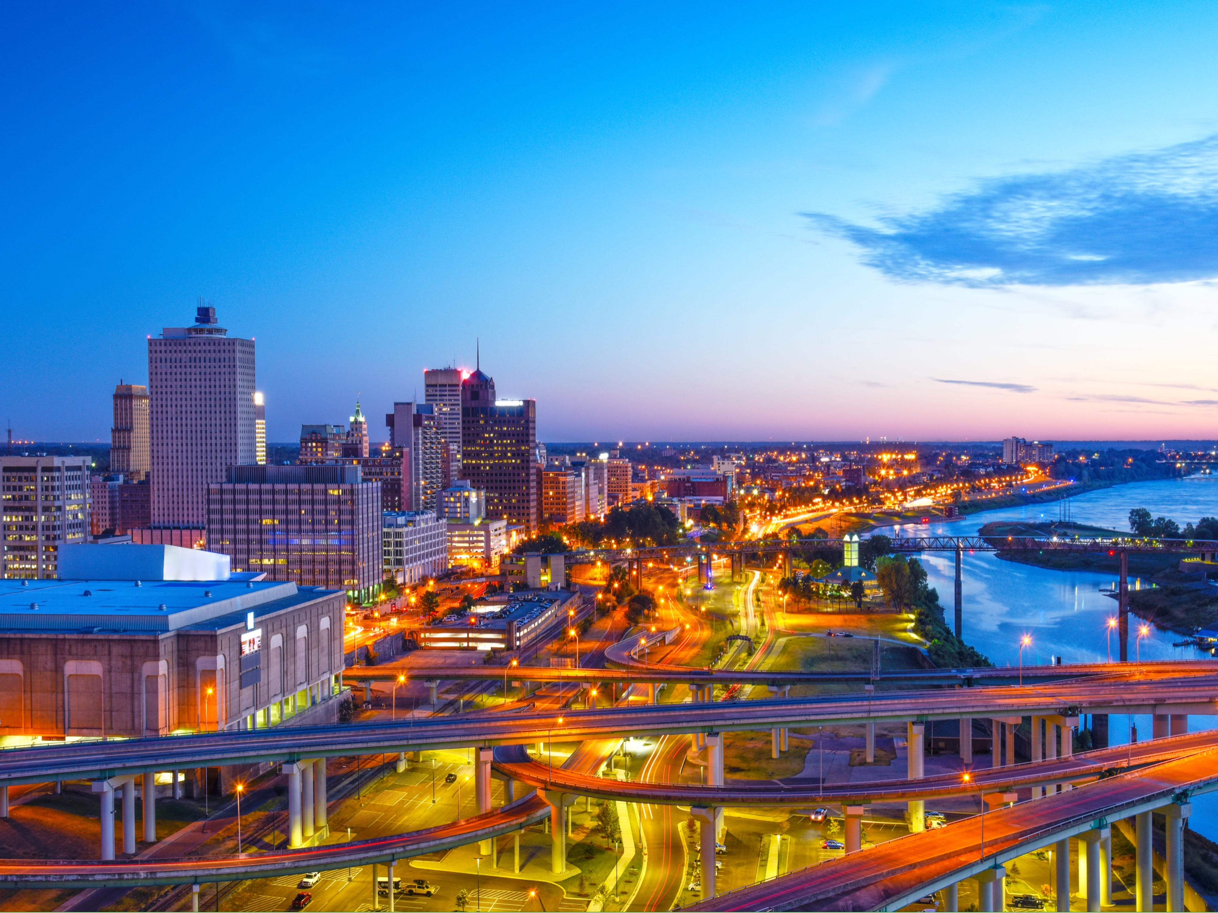Die Autobahnen laufen in der Innenstadt von Memphis, Tennessee, zusammen, wenn sie sich dem Mississippi nähern.