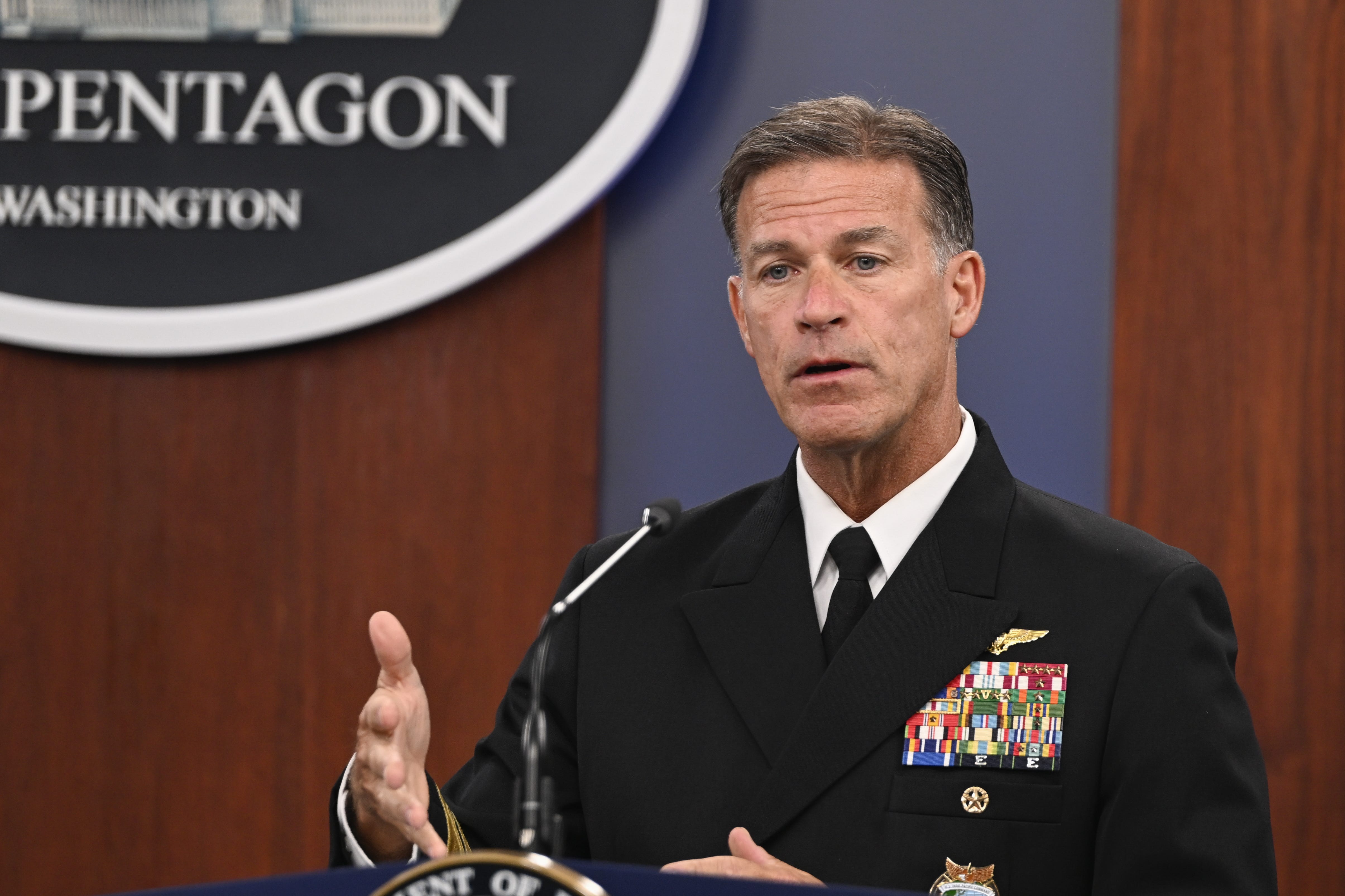 Marineadmiral John C. Aquilino, Kommandeur des US-Indo-Pazifik-Kommandos, hält am 17. Oktober 2023 eine Pressekonferenz im Pentagon in Washington DC, USA.