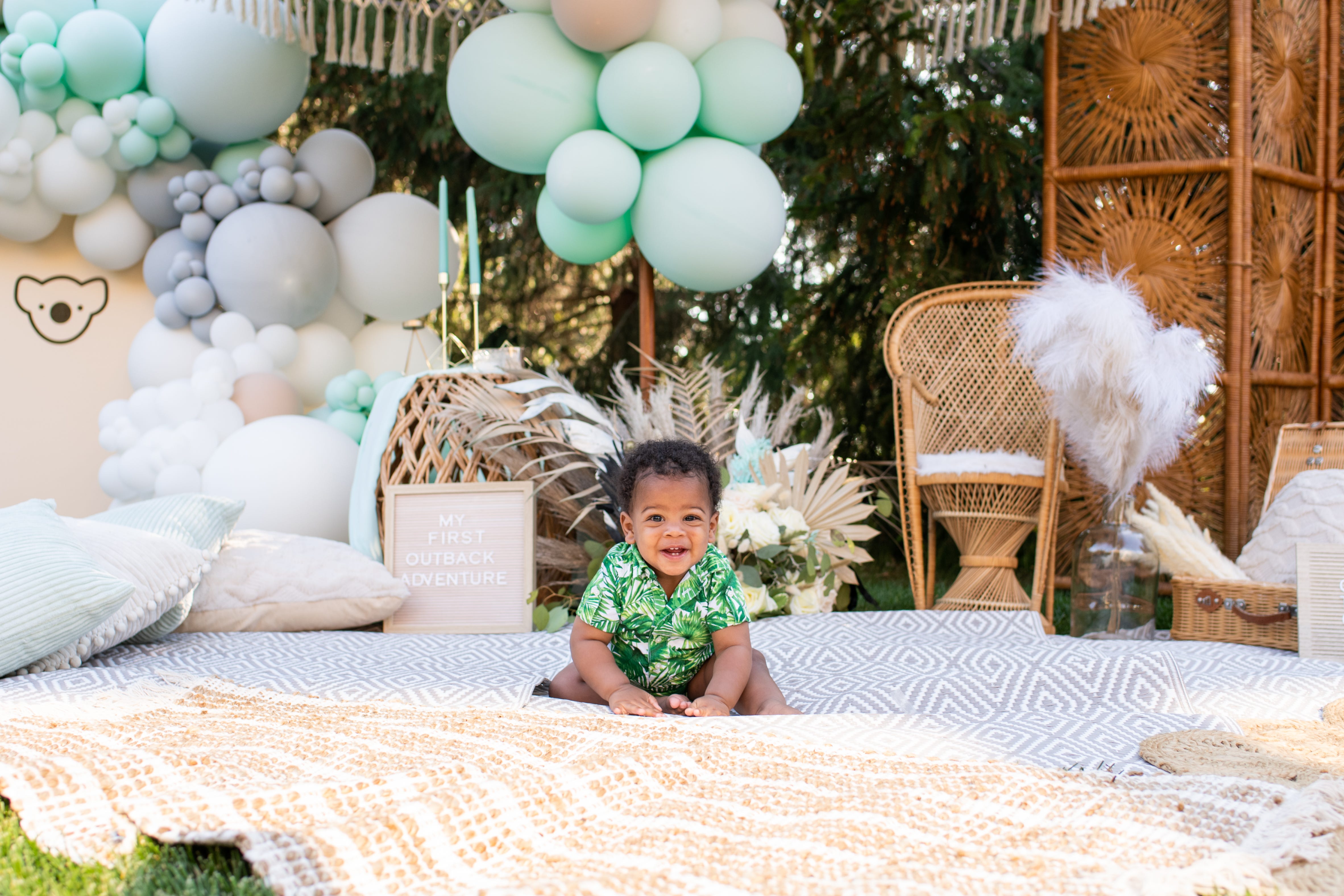 ein Baby auf einer Decke auf einer Geburtstagsfeier