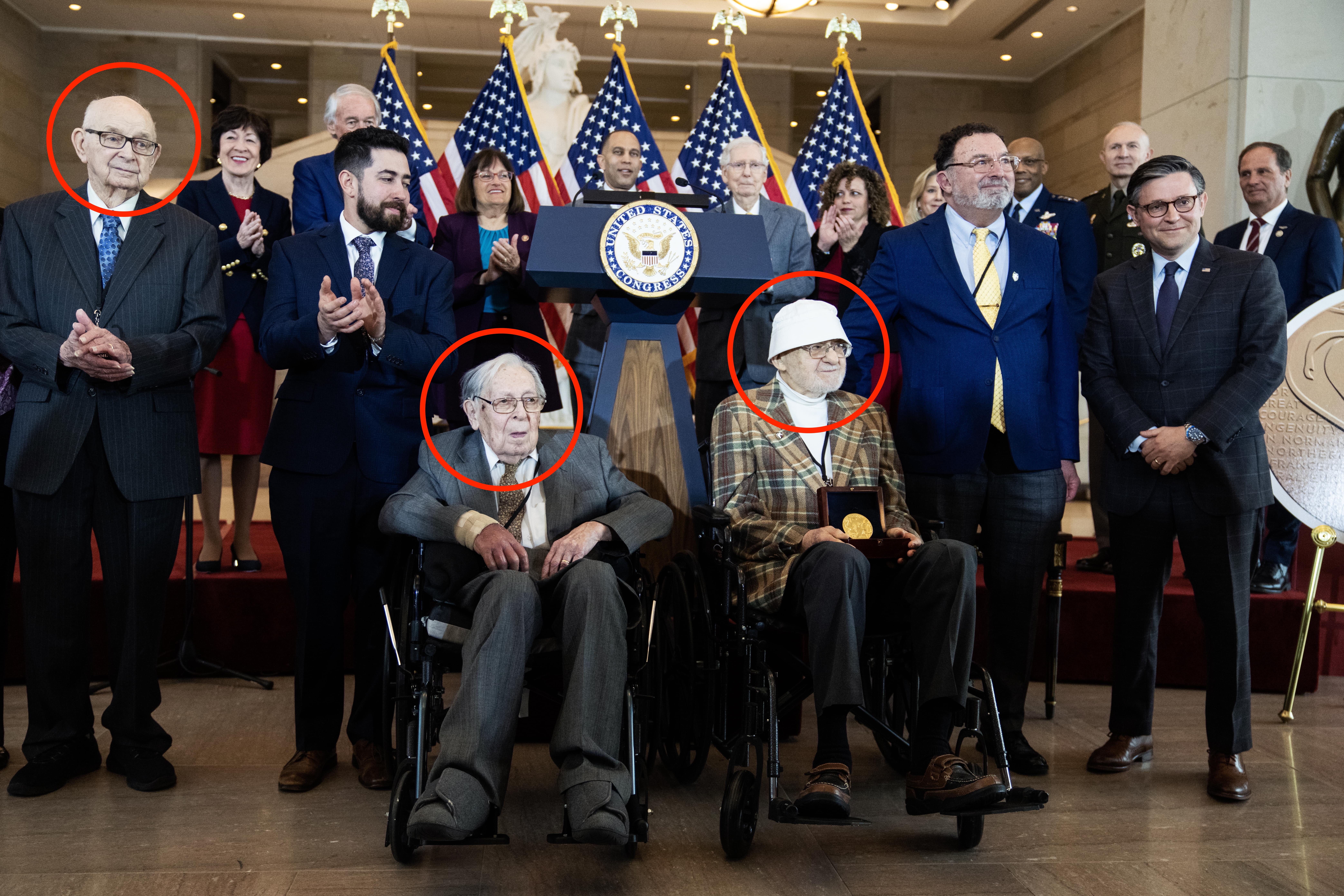 Die Veteranen Bernie Bluestein (rechts im Rollstuhl), Seymour Nussenbaum (links im Rollstuhl) und John Christman (links) erhalten Beifall, als ihre Einheit die Goldmedaille des Kongresses erhielt.