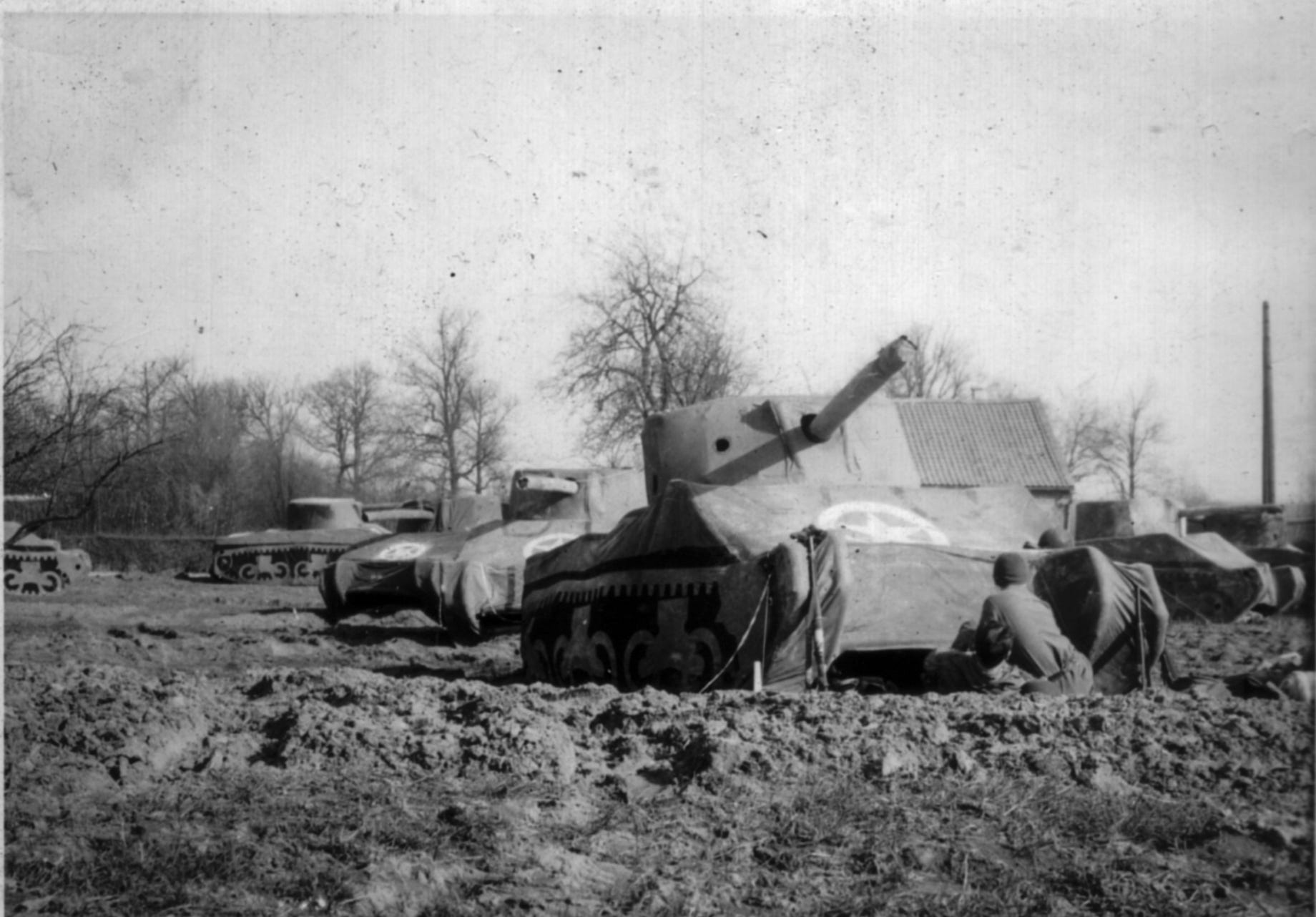 Dieses vom Ghost Army Legacy Project bereitgestellte Foto zeigt aufblasbare Panzer im März 1945.