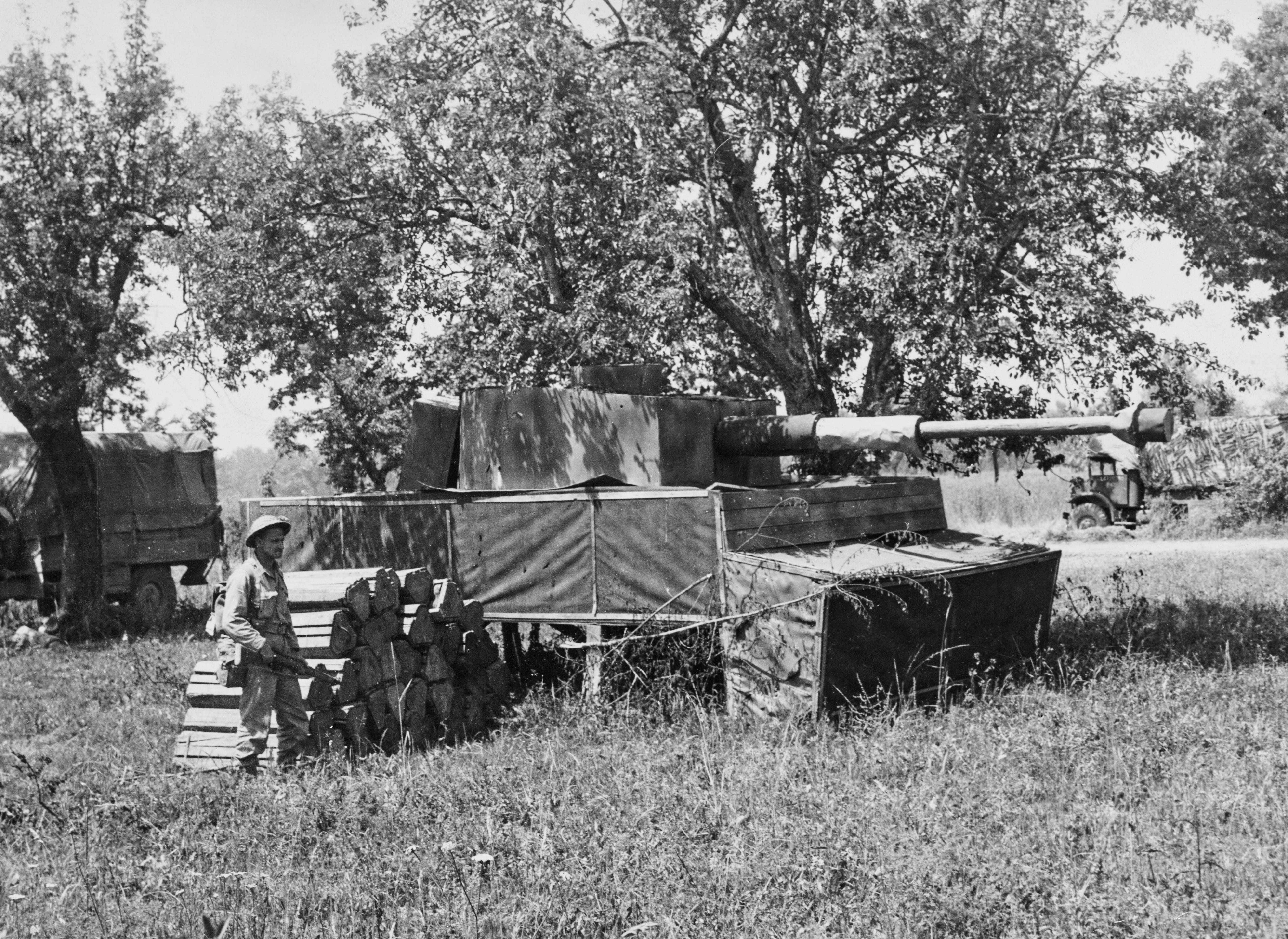 Schütze RA McLaren von der 1. Kanadischen Infanteriedivision, 1. Kanadisches Korps der 8. britischen Armee, untersucht die getarnte Panzer-IV-Panzerattrappe.