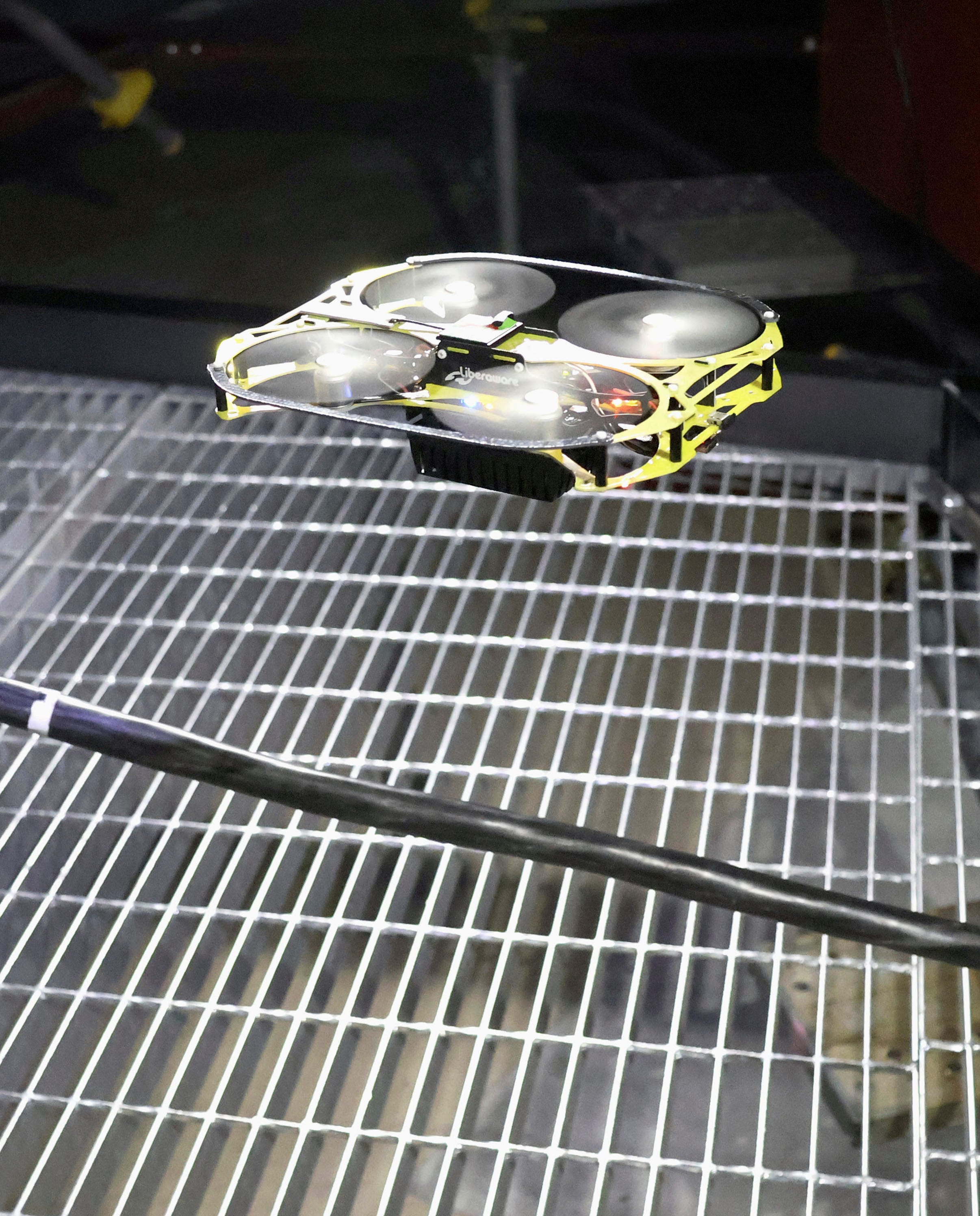 Ein Bild zeigt eine Drohne, die dank vier kleiner Ventilatoren über der Oberfläche schwebt.