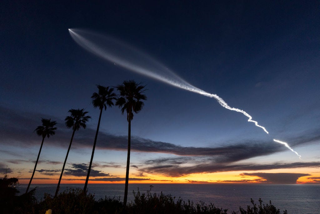 Ein weißer Fleck streift den Himmel, während die Rakete von SpaceX abhebt
