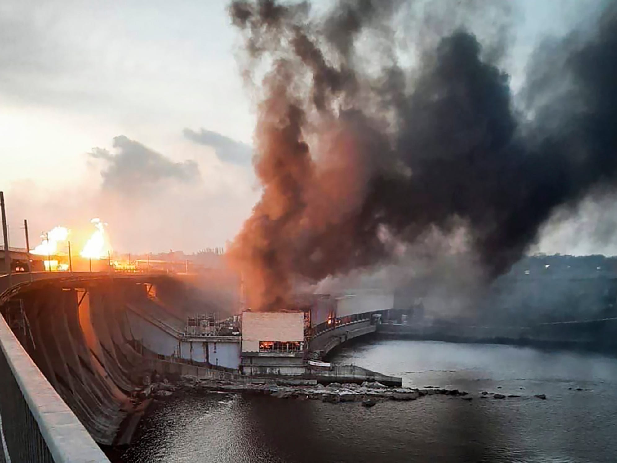 Auf diesem vom Telegram-Kanal bereitgestellten Foto des ukrainischen Premierministers Denys Shmyhal steigen Rauch und Feuer über dem Wasserkraftwerk Dnipro nach russischen Angriffen in Dnipro, Ukraine, am Freitag, 22. März 2024.