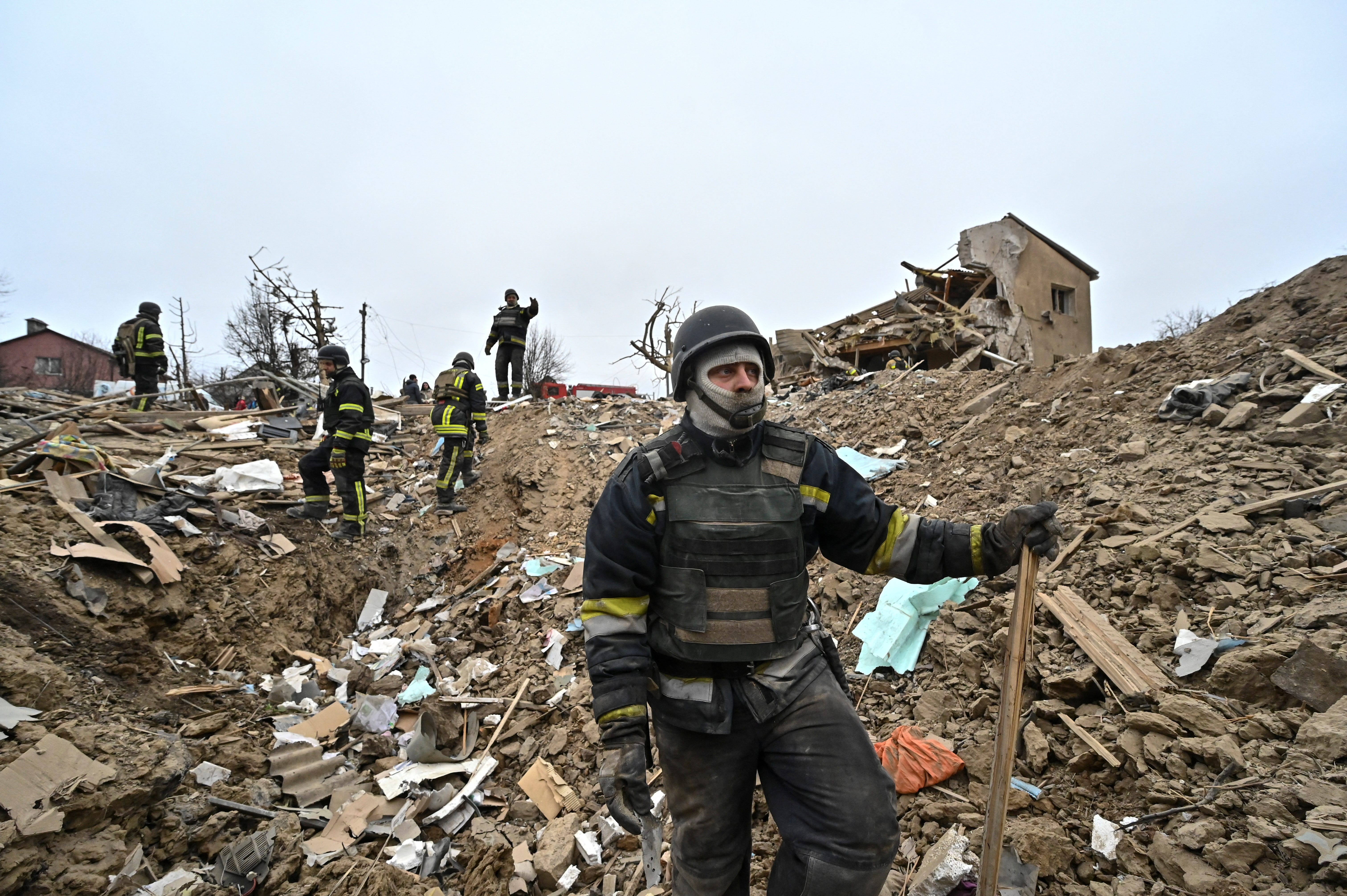 Rettungsteam arbeitet am 22. März 2024 an einem Standort mit Wohngebäuden, die durch einen russischen Raketenangriff in Saporischschja, Ukraine, zerstört wurden.