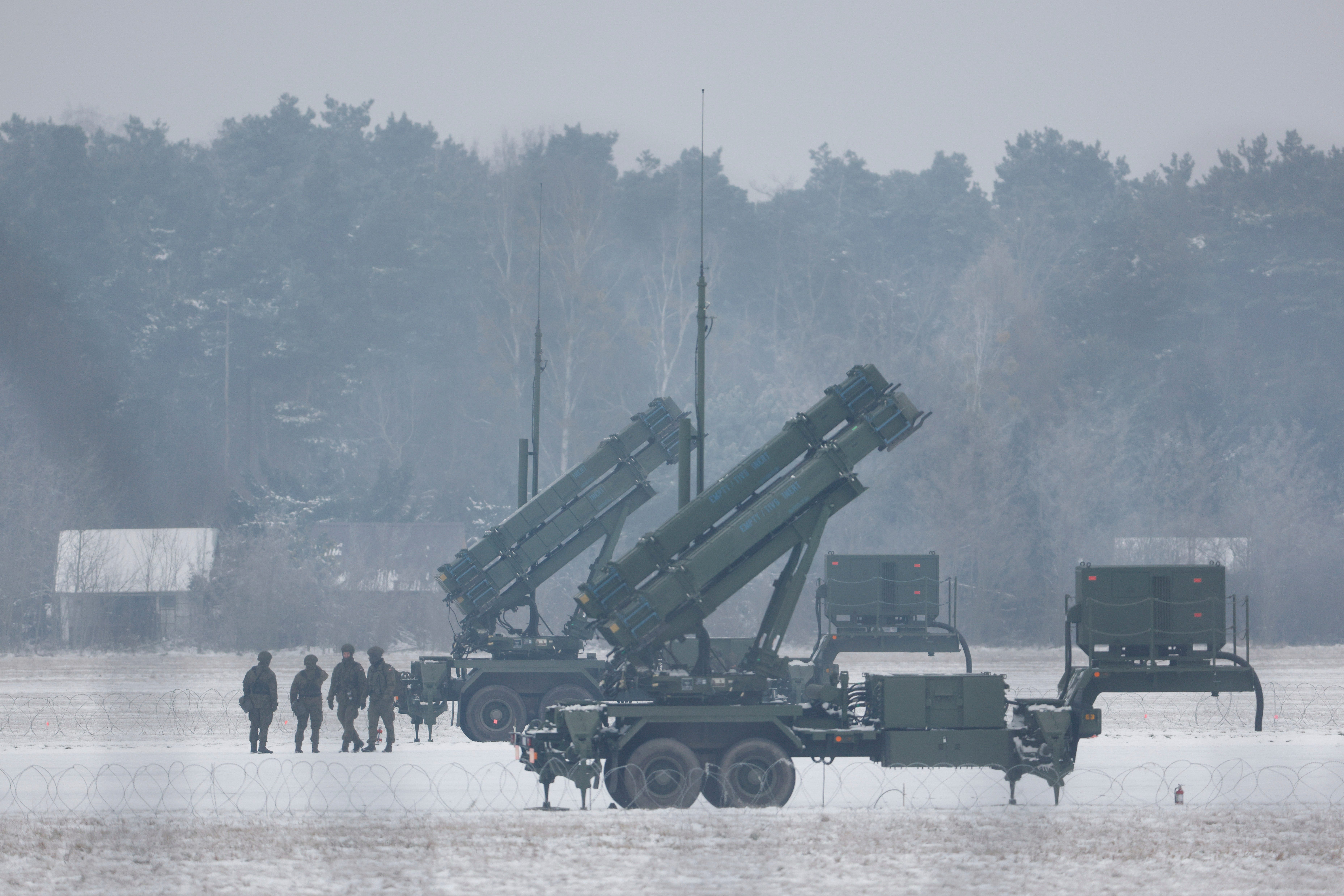 DATEI – Letztes Jahr von den USA erworbene Patriot-Raketenwerfer werden am 6. Februar 2023 in Warschau, Polen, stationiert.