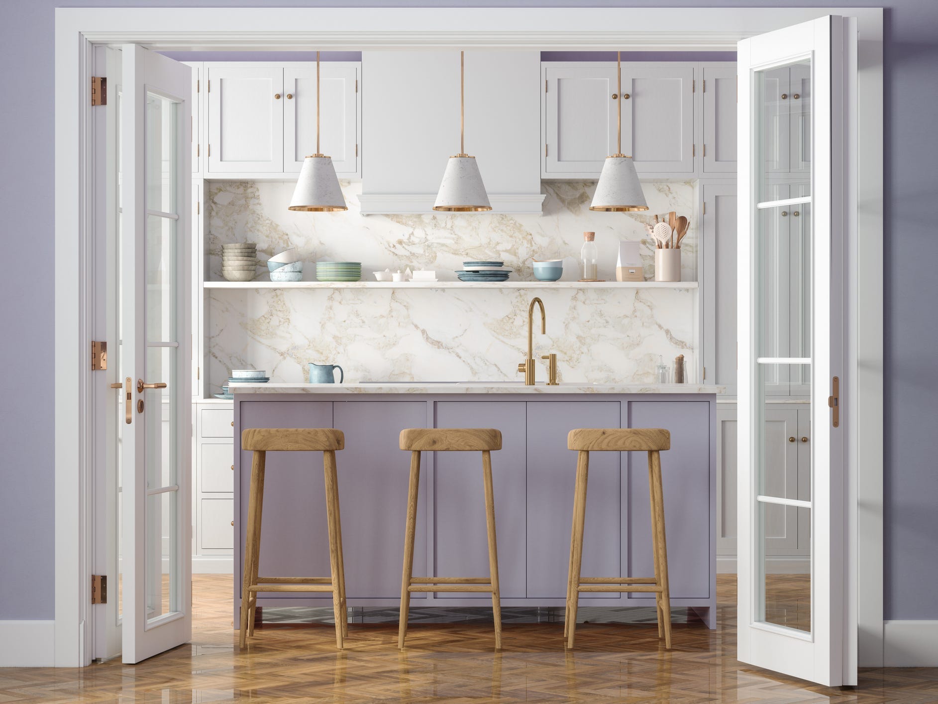 Eine lavendelfarbene Kücheninsel mit drei Barhockern in einer Küche mit Marmorrückwand.  Im Vordergrund sind zwei französische Türen und eine lavendelfarbene Wand abgebildet