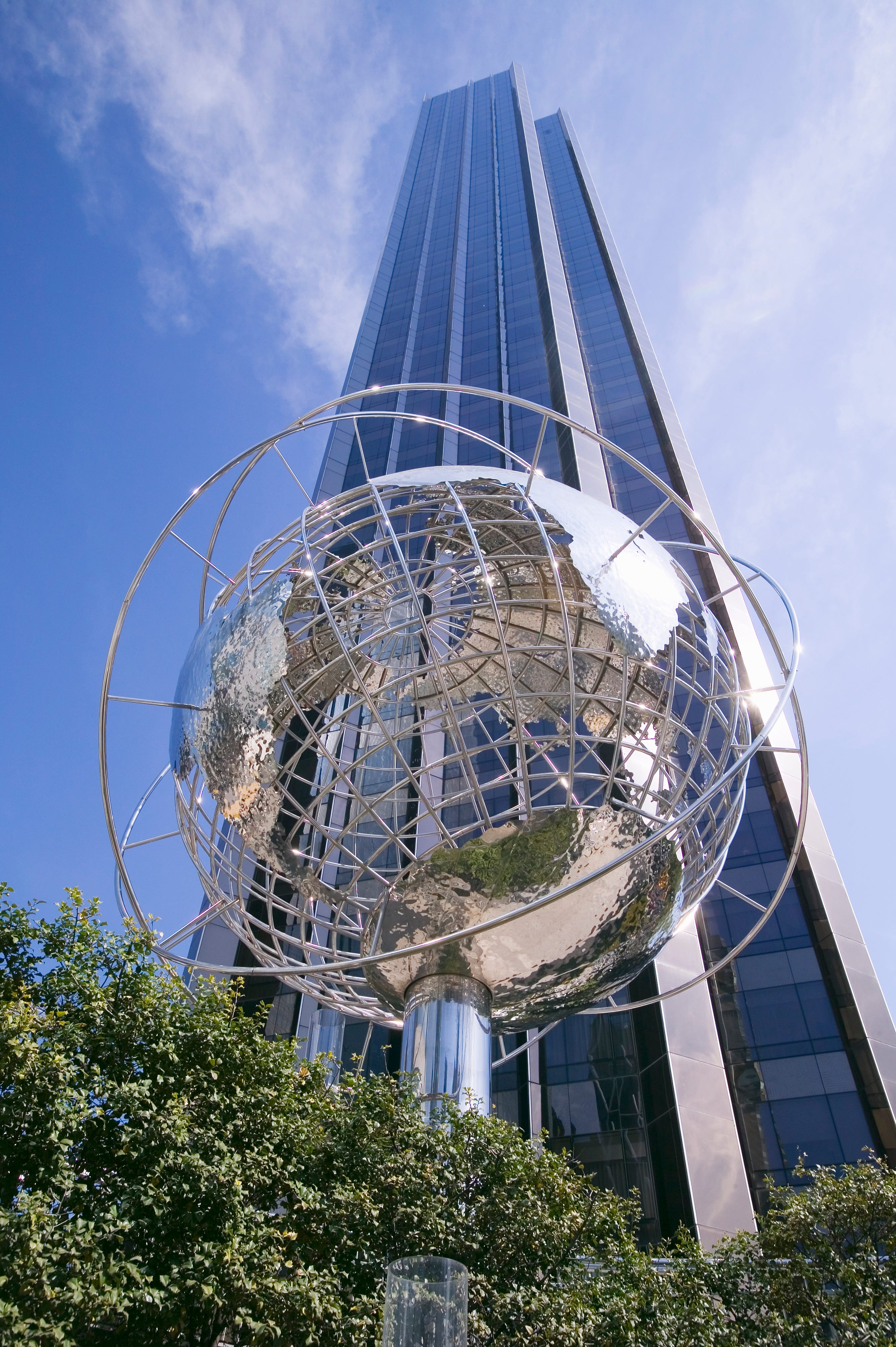 Vor der Skyline des Trump International Hotel & Tower ruht eine silberne Globusleuchte