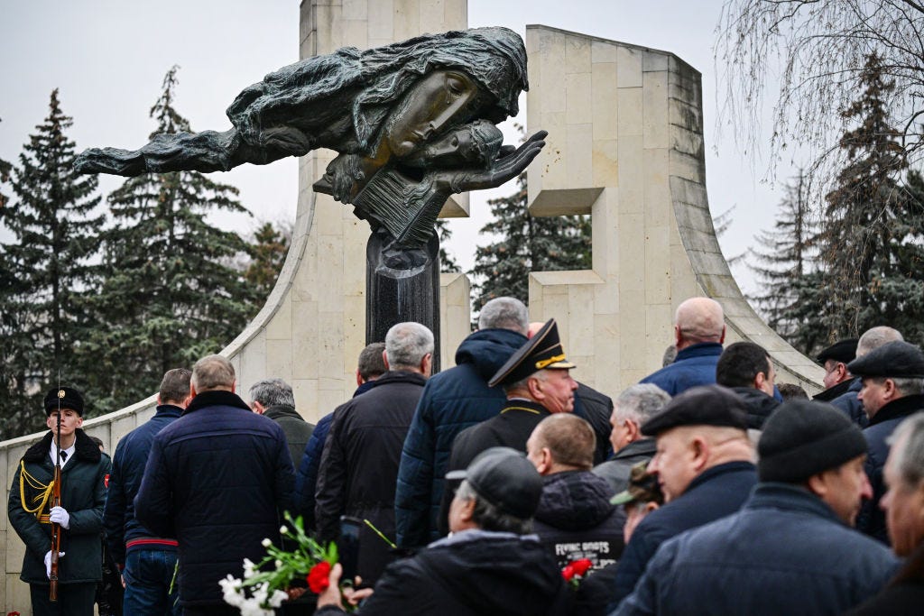 Moldawische Veteranen nehmen am 2. März 2024 an einer Zeremonie am Denkmal Maica Indurerata (traurige Mutter) in Chisinau teil, um der gefallenen Soldaten während des bewaffneten Konflikts zwischen pro-transnistrischen Kräften, die von der 14. russischen Armee unterstützt werden, und pro-moldauischen Kräften (1990–1990) zu gedenken. 1992) in Transnistrien, bekannt als der Moldauisch-Russische Krieg.