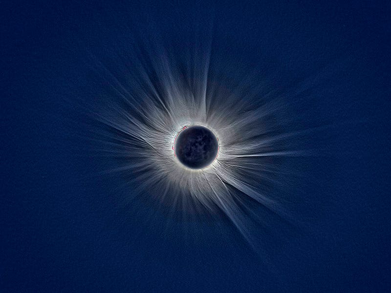 Die Sonnenkorona erscheint als dünne, weiße Peitschen vor einem blauen Hintergrund.