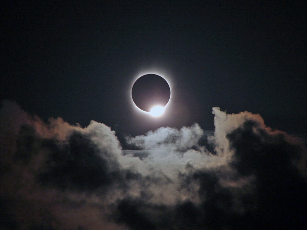 Der Diamantringeffekt während einer totalen Sonnenfinsternis sieht aus wie ein heller Lichtdiamant am Rand des Mondes, der über die Sonne zieht.