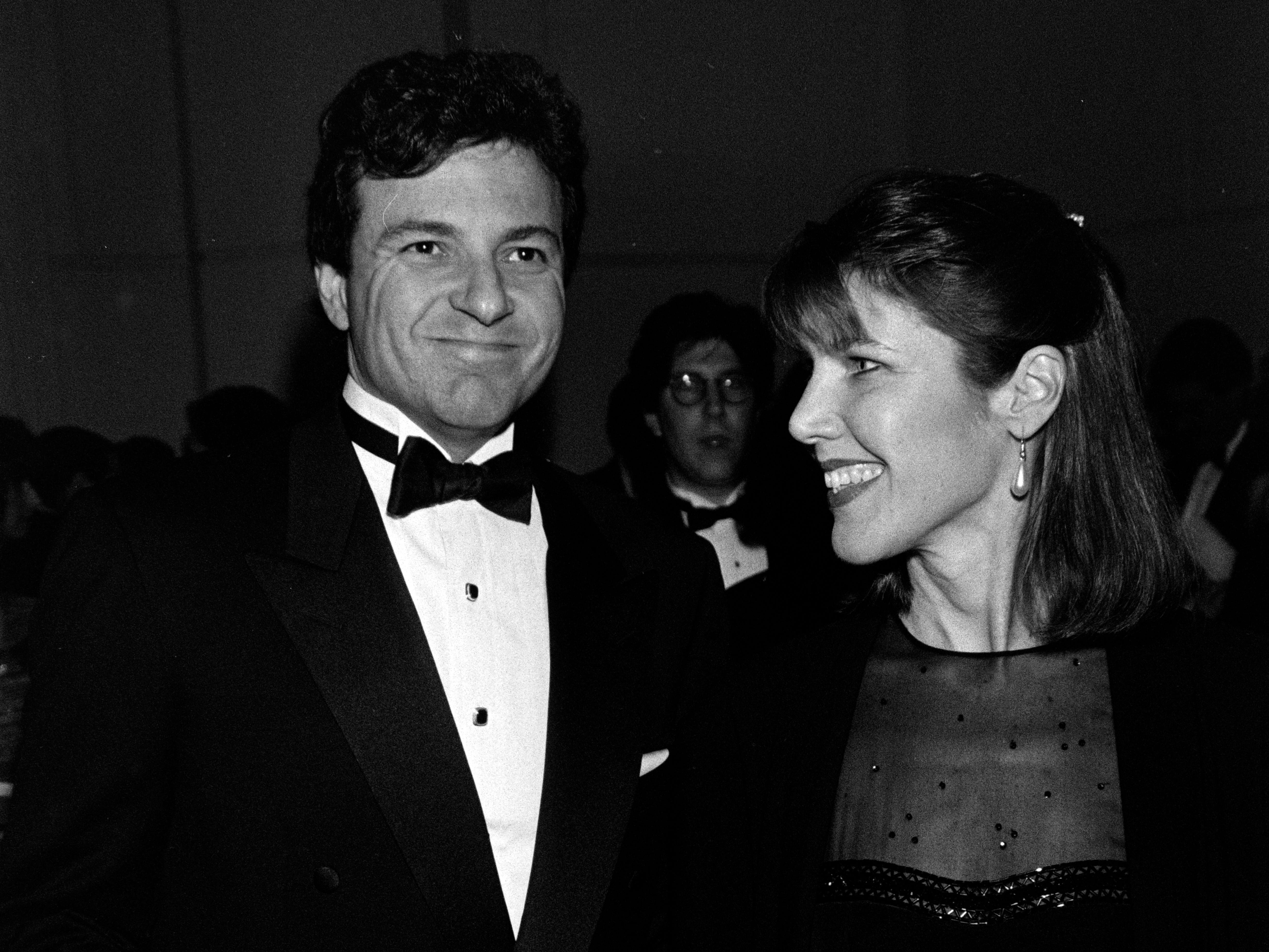 Ein Schwarzweißfoto von Robert Iger und Kathleen Susan bei der Teilnahme an einer Abendgarderobe im Beverly Hilton Hotel in Beverly Hills, Kalifornien, am 10. März 1993.