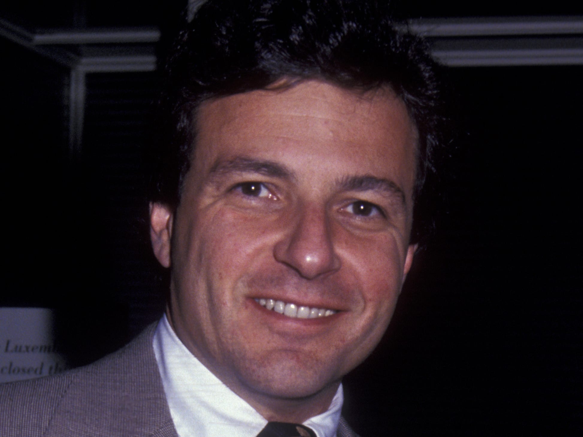 Robert Iger lächelt in die Kamera, während er Anzug und Krawatte trägt, um an der ABC TV Affiliates Party am 12. Mai 1992 im Cafe Luxumberg in New York City teilzunehmen.
