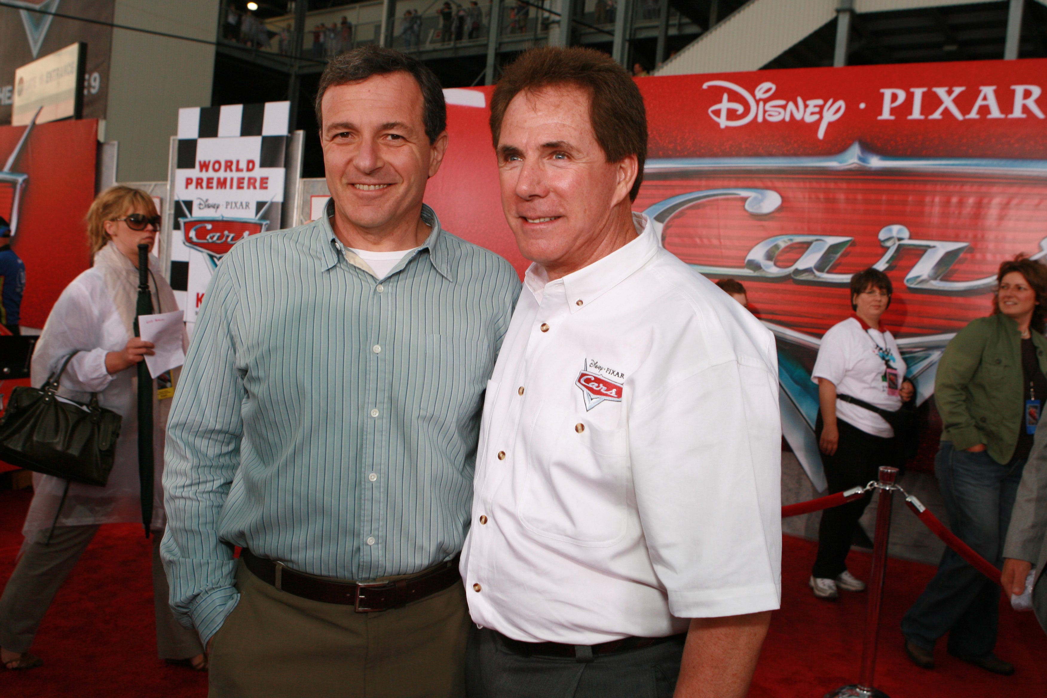 Disneys Bob Iger und Darrell Waltrip während der Premiere von Disney Pixars „CARS“ auf dem Lowe's Motor Speedway in Charlotte, NC, USA.