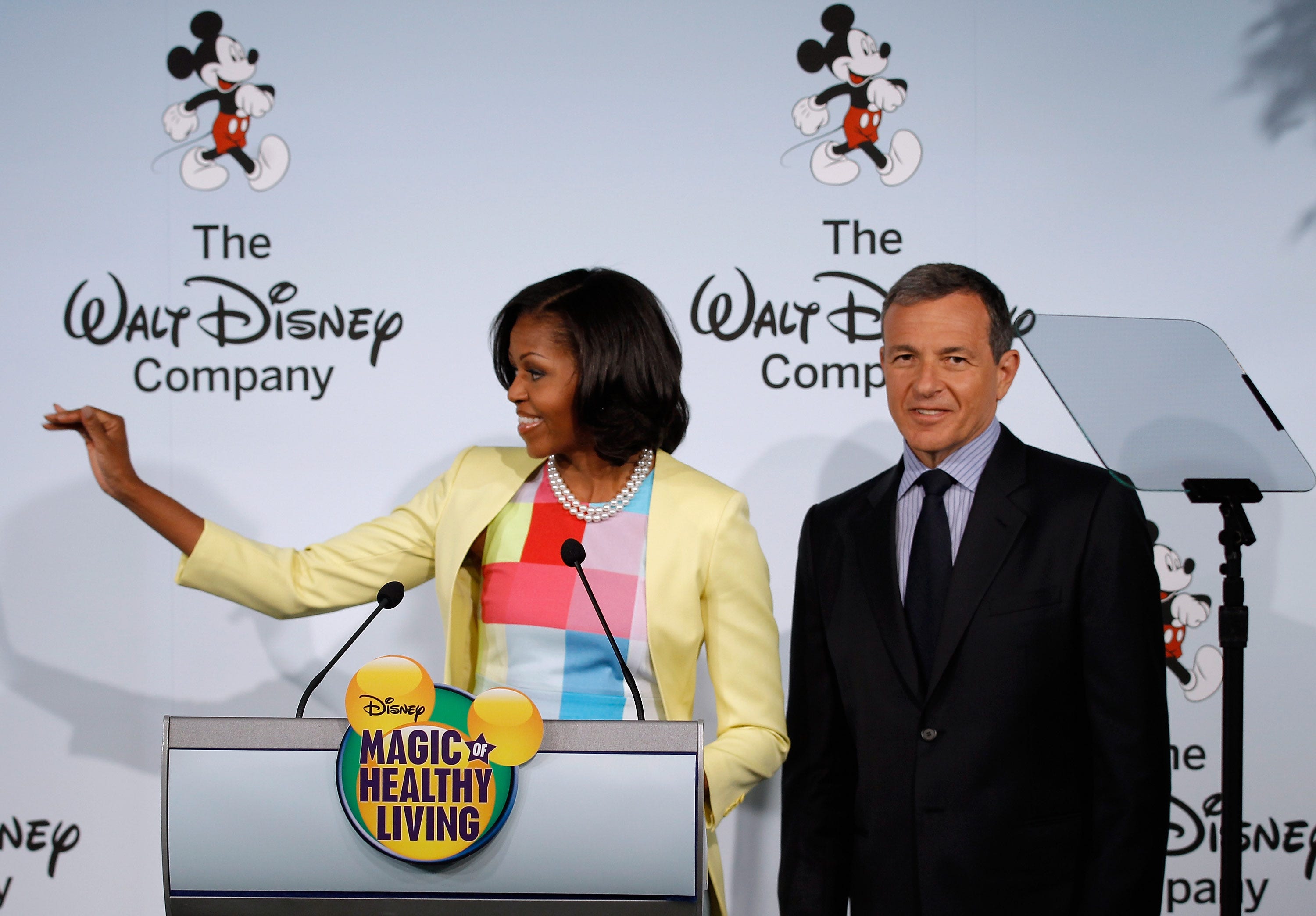 US-First Lady Michelle Obama (l.) trifft sich mit Robert Iger, dem Vorsitzenden und CEO der Walt Disney Company, während einer Veranstaltung, bei der Disneys neues „Magic of Healthy Living“ vorgestellt wird.
