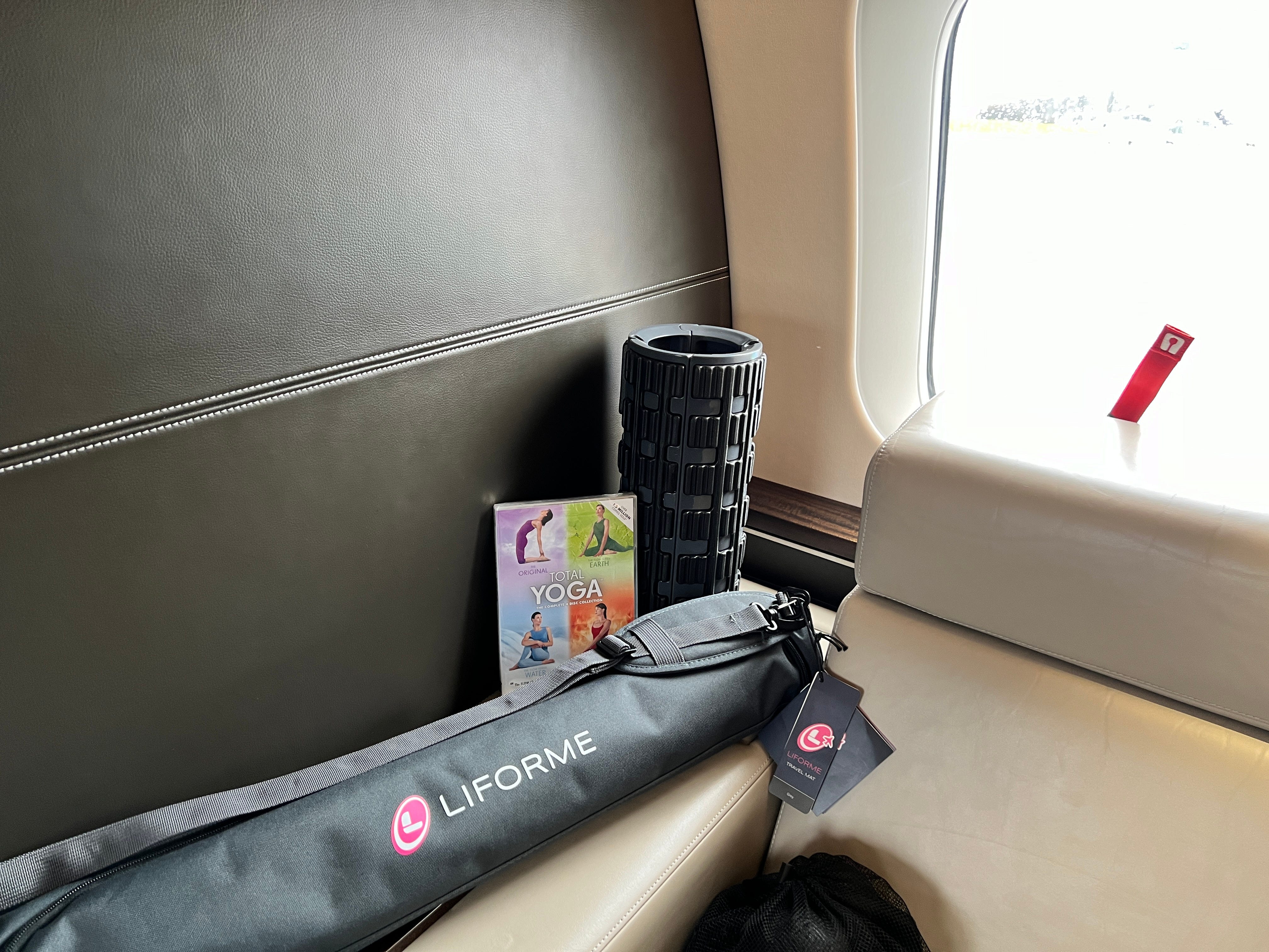 Eine Yogamatte, ein Roller und eine Broschüre an Bord eines VistaJet Bombardier Global 7500 am Flughafen Farnborough