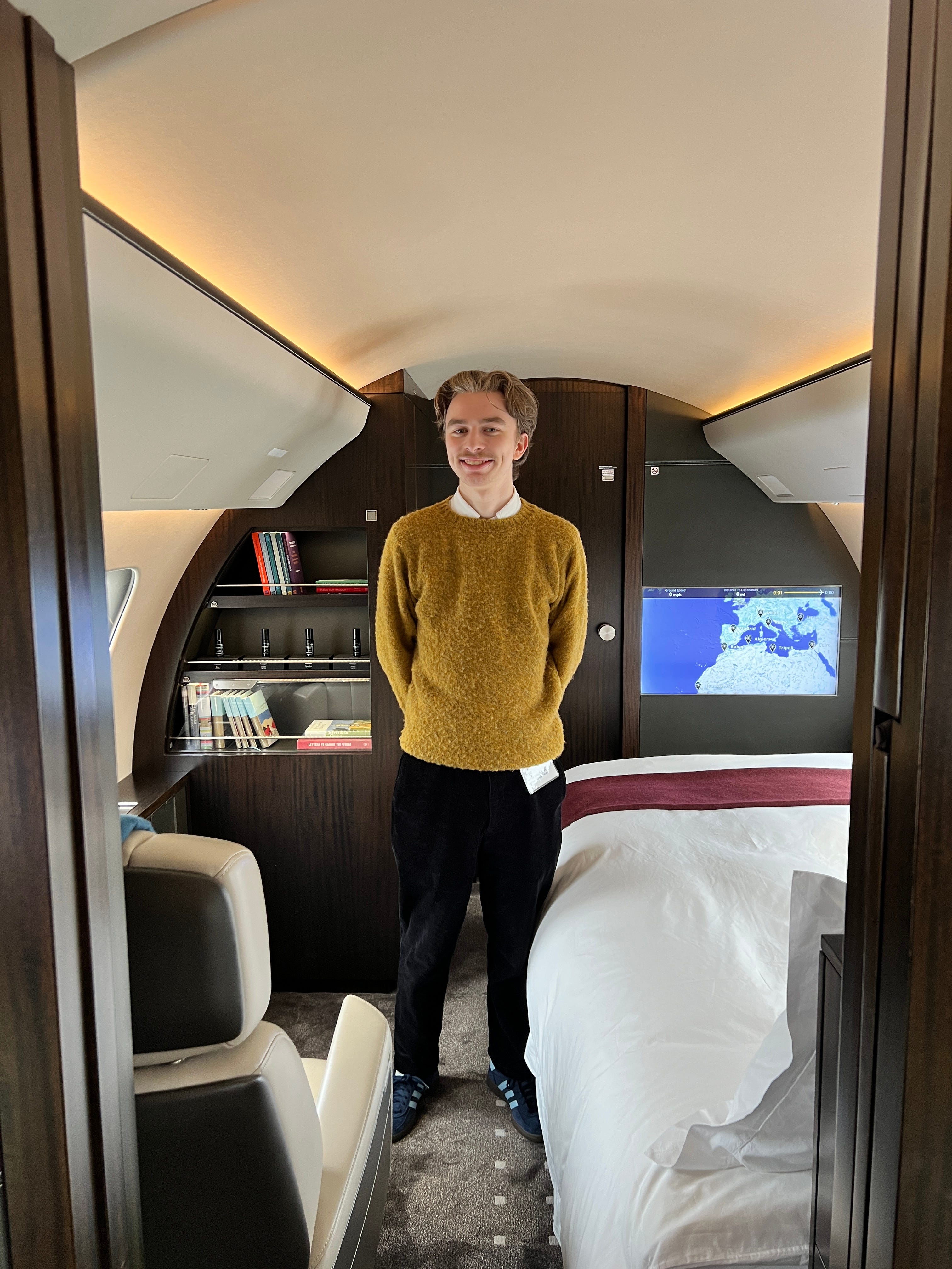 Pete Syme von Business Insider steht im Schlafzimmer eines VistaJet Bombardier Global 7500