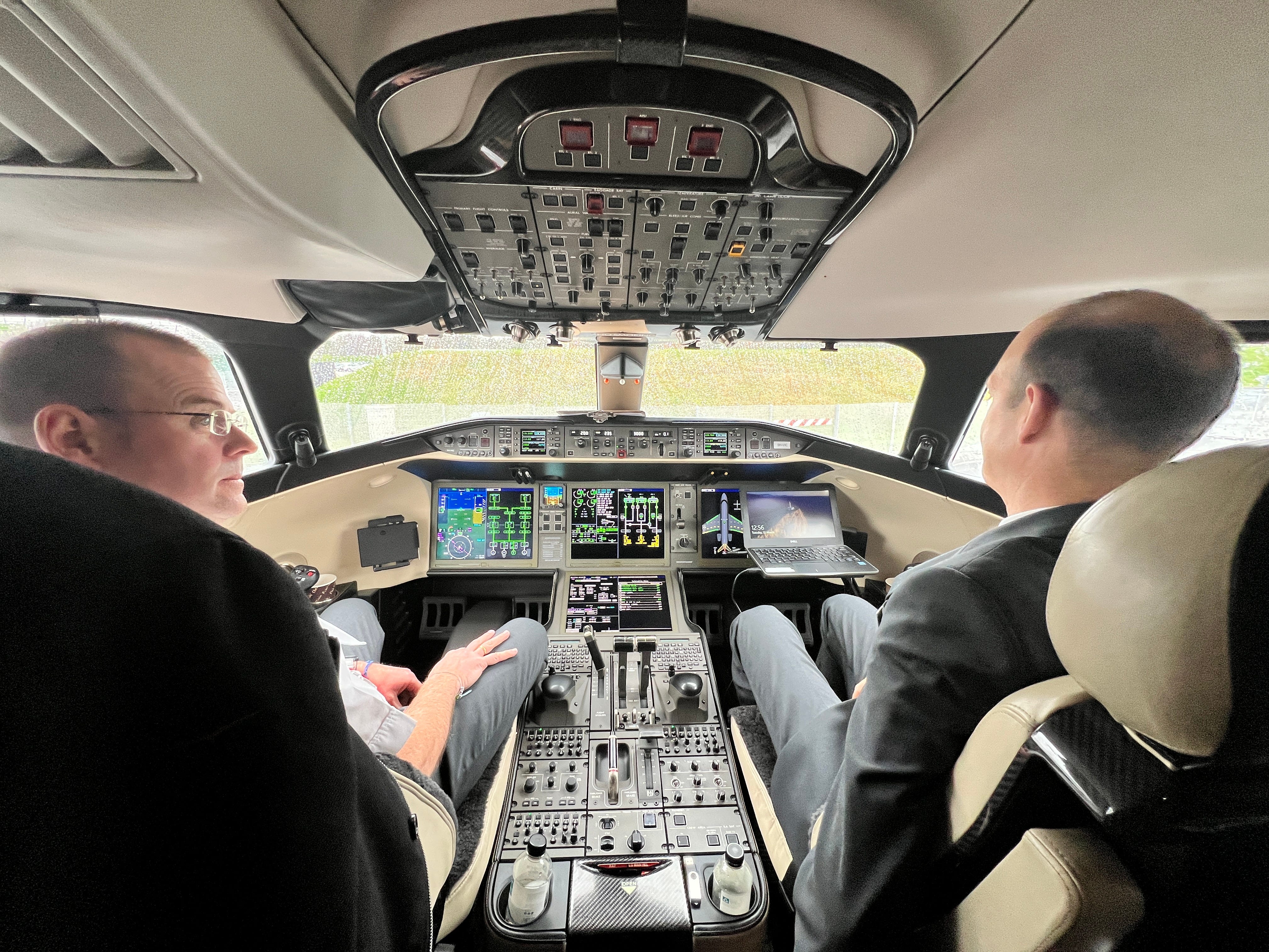 Zwei Piloten sitzen im Cockpit eines VistaJet Bombardier Global 7500