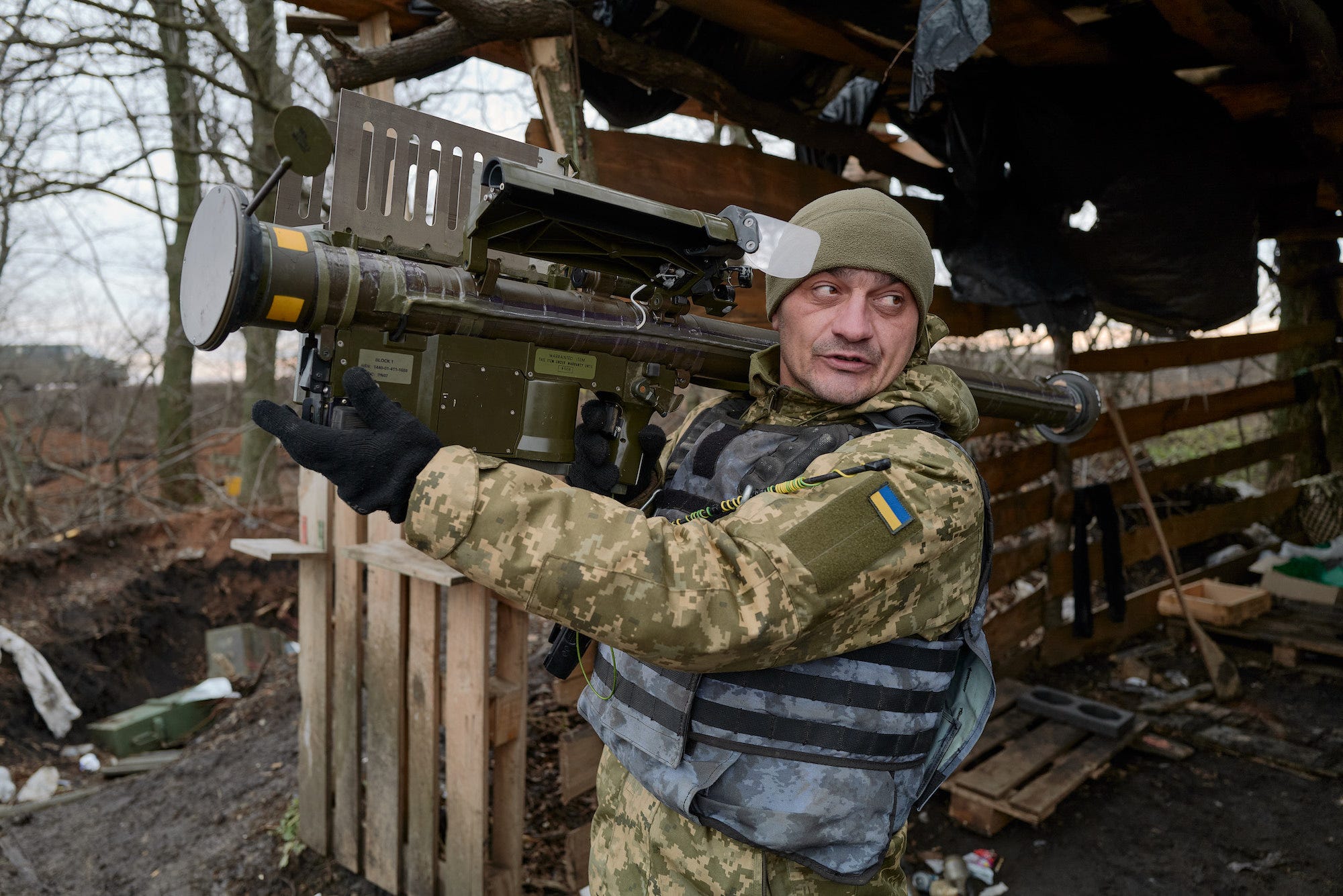 Ein ukrainischer Soldat hält einen in den USA hergestellten Stinger hoch