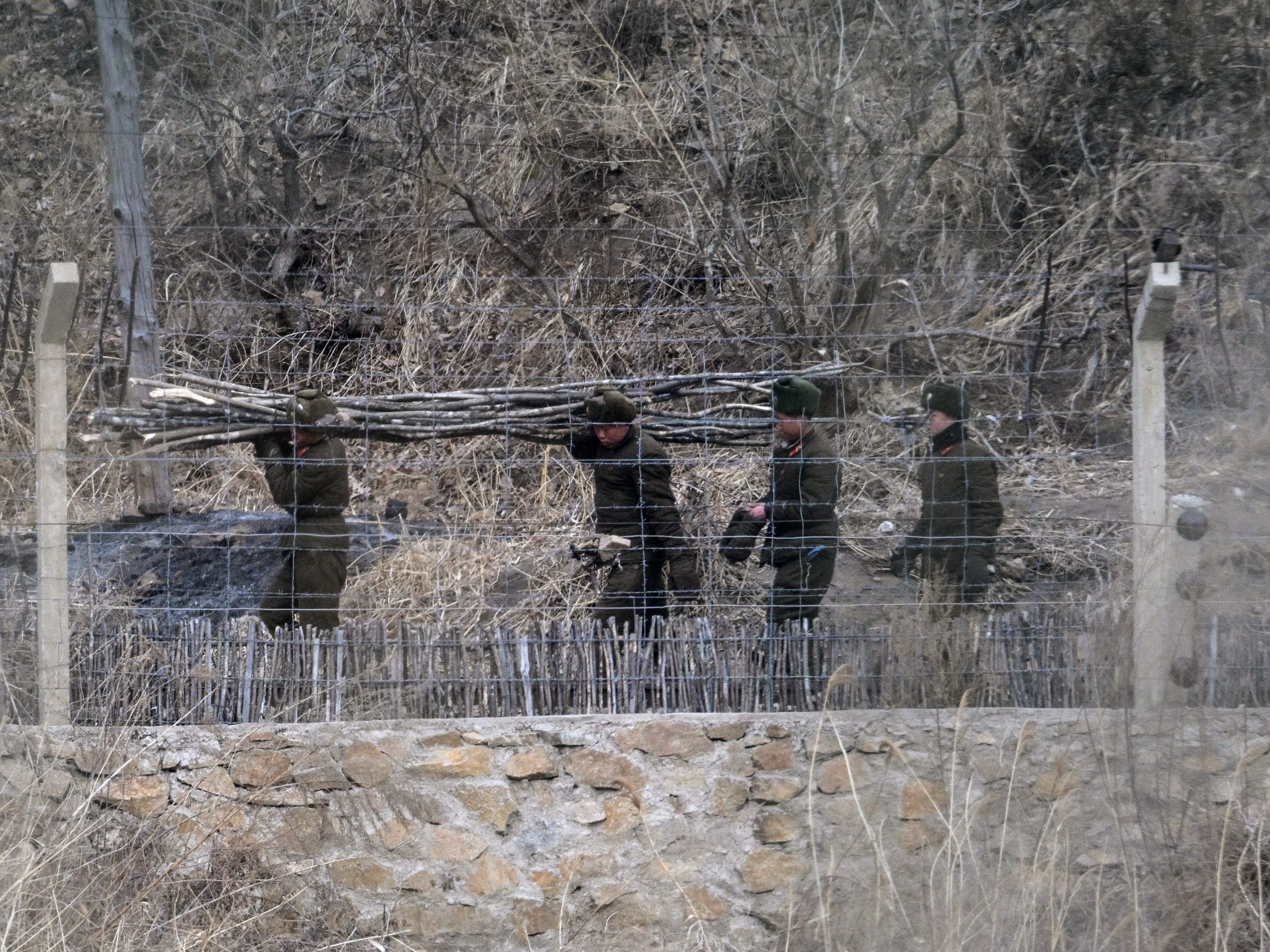 Nordkoreanische Soldaten arbeiten an der Grenze.
