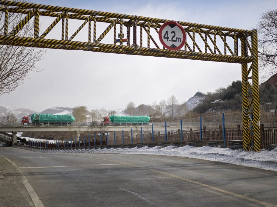 Lastwagen überqueren die Grenzbrücke, die die chinesischen Städte Changbai (links) und die nordkoreanische Stadt Hyesan verbindet