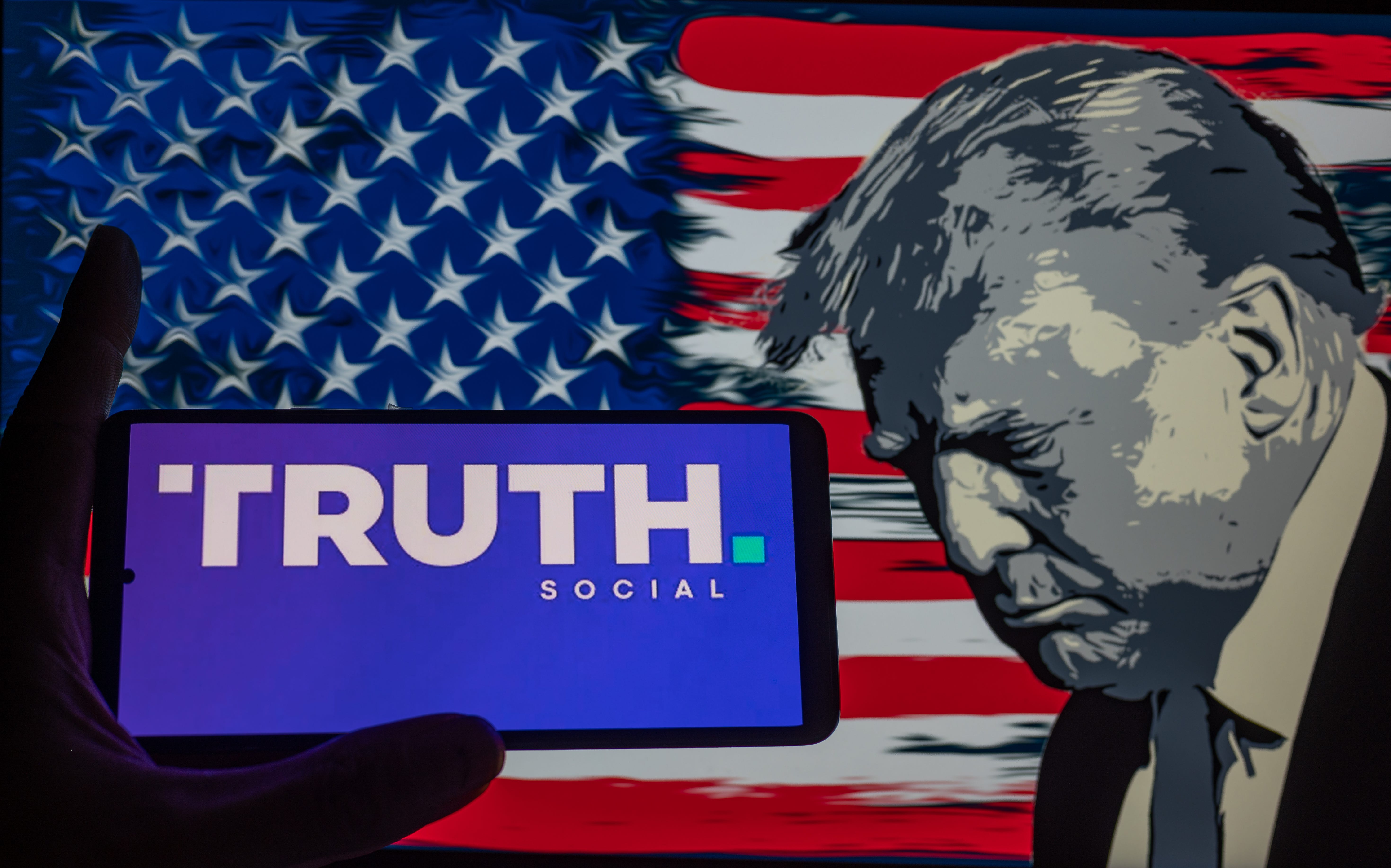 Auf diesem Foto ist das Logo von Truth Social auf einem Smartphone zu sehen, im Hintergrund ist Donald J. Trump zu sehen.  Am 3. September 2023 in Brüssel, Belgien