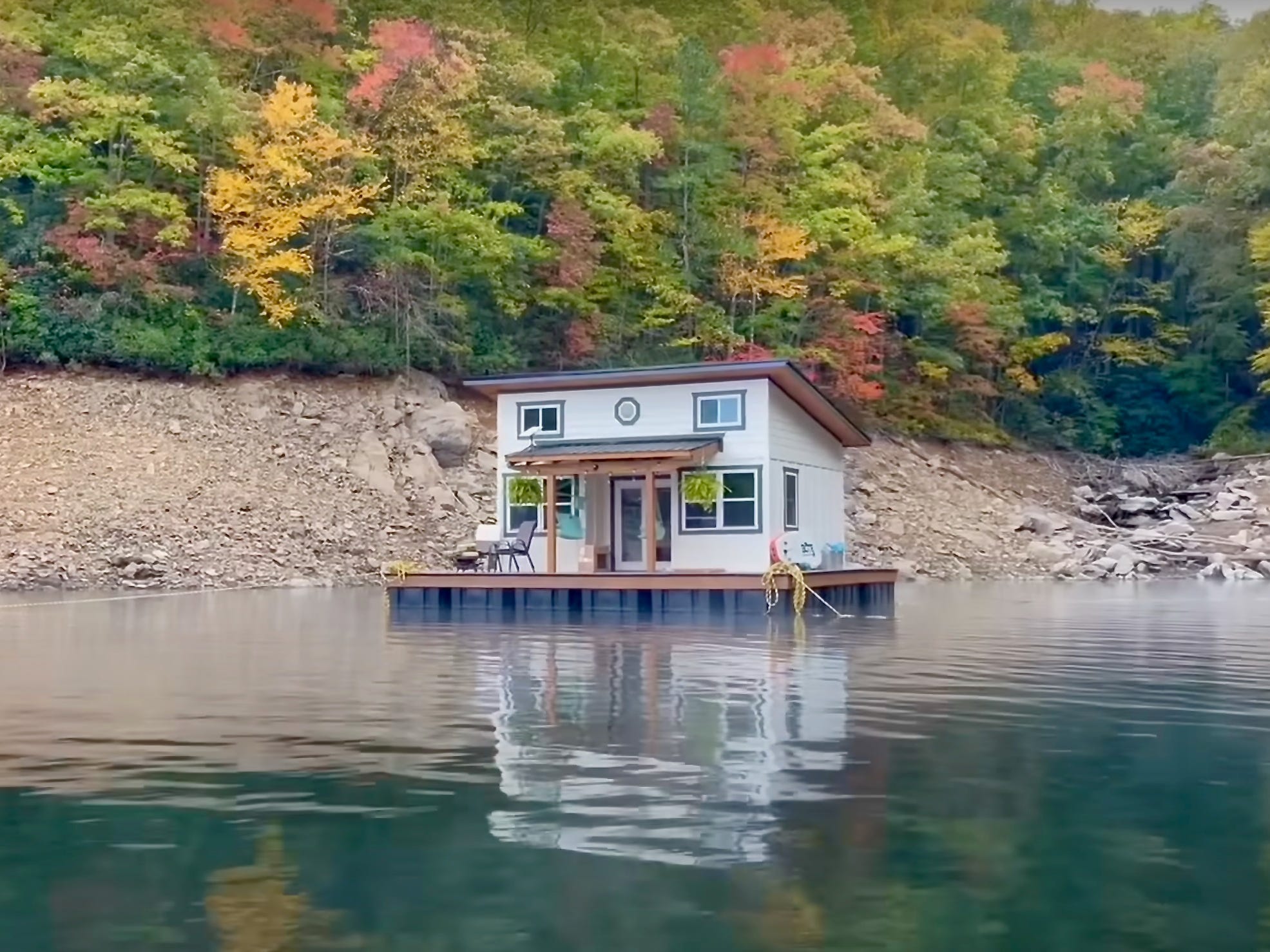 Das Paar baute ein schwimmendes Haus mitten auf einem See in North Carolina.