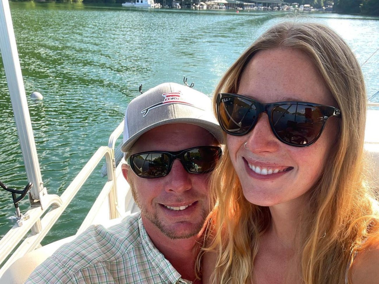 Ein Mann und eine Frau machen an einem See ein Selfie.